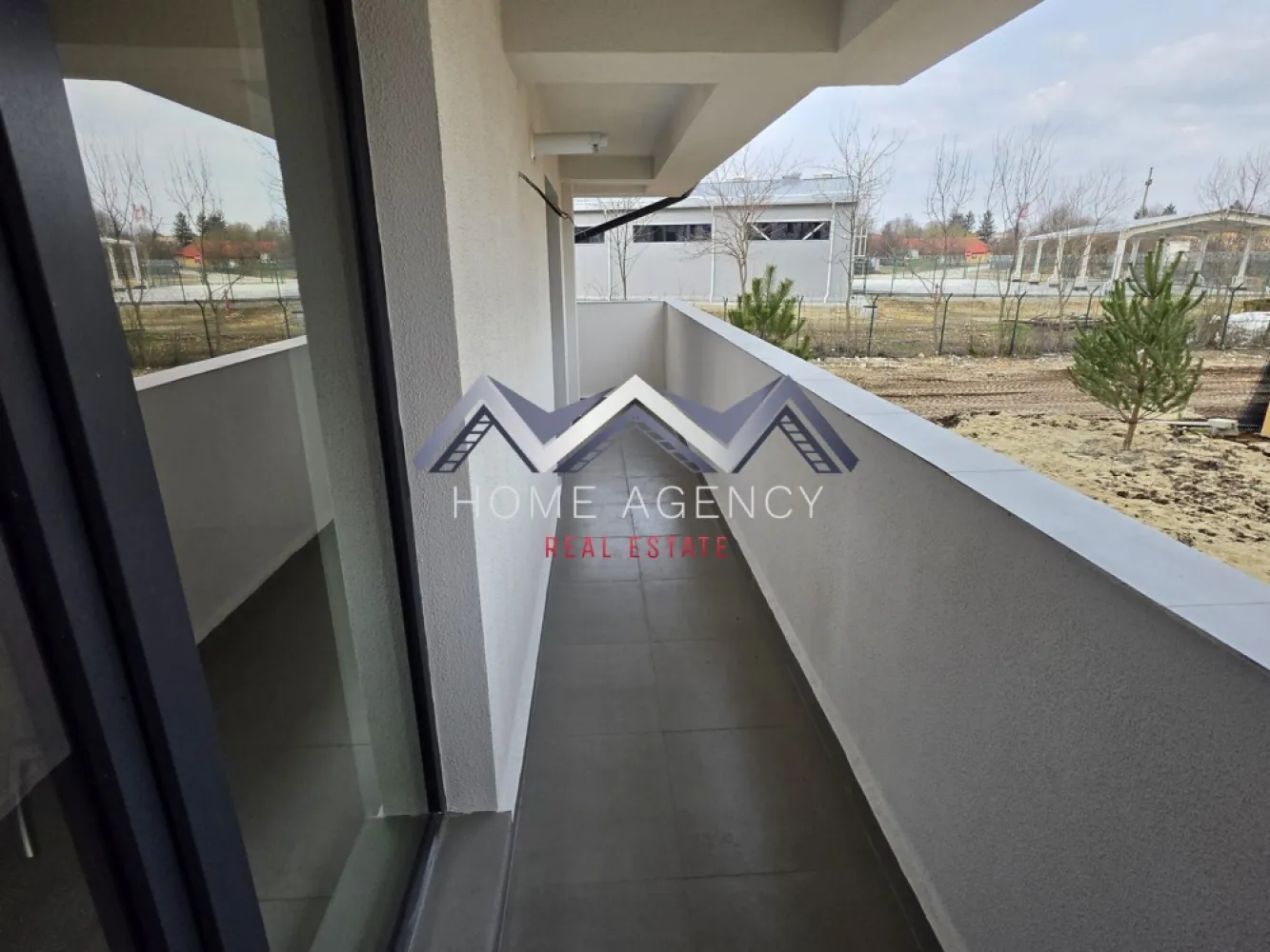 Apartament 2 camere Otopeni | parter înalt + terasă | include parcare - Achiziția se realizează direct de la dezvoltator, fără perceperea vreunui comision din partea cumpărătorului. Oferim consultanță gratuită pe întreaga durată a procesului de achiziție, asigurând suport specializat la fiecare etapă. De asemenea, la solicitare, punem la dispoziție servicii de brokeraj financiar, fără costuri suplimentare, pentru identificarea celor mai avantajoase soluții de finanțare adaptate nevoilor dumneavoastră. Vă propunem, spre vânzare, un apartament cu 2 camere modern, în suprafață utilă de 49,63 mp, situat la parter (înalt) într-un bloc nou cu regim mic de înălțime (D+P+3M), în zona centrală a orașului Otopeni, ideal pentru locuință sau ca investiție. Imobilul impresionează prin compartimentarea inteligentă. Living-ul și bucătăria open space, în suprafață de 28.23 mp utili, oferă un spațiu aerisit și luminos, perfect pentru petrecerea timpului liber, socializare sau cine cu prietenii. Zona de zi beneficiază de acces direct spre terasa de 8,49 mp, orientată spre Est, oferind lumină naturală dimineața și un spațiu plăcut pentru relaxare pe tot parcursul zilei. Dormitorul este foarte confortabil, intim și luminos, având acces spre terasă de asemenea, ceea ce creează un flux natural între spațiul interior și cel exterior. Holul de acces este foarte generos și permite amenajarea unor spații de depozitare suplimentare, inclusiv un dressing practic, pentru o organizare eficientă a locuinței. Baia este modernă, cu duș walk-in și fereastră, oferind confort și funcționalitate, cu un design care maximizează lumina naturală. Apartamentul se predă complet finisat, cu parchet, gresie, faianță și baie utilată, gata pentru a fi personalizat după gustul viitorului proprietar. Confortul termic este asigurat de centrală proprie și încălzire prin pardoseală, o soluție modernă ce distribuie căldura uniform și contribuie la reducerea costurilor de întreținere. Imobilul este racordat la toate utilitățile publice – apă, gaze, electricitate și canalizare. Poziționarea este excelentă: apartamentul se află aproape de piață, supermarketuri, restaurante, farmacii și școală, iar transportul public este la câțiva pași. Accesul către DN1, Centura București și Aeroportul Henri Coandă este rapid și facil. În viitor, zona va fi deservită și de stația de metrou, ceea ce crește valoarea investiției și confortul locuirii. Prețul afișat este final, include TVA și un loc de parcare dedicat. Pozele sunt reale. 📞 Programează acum o vizionare! }}