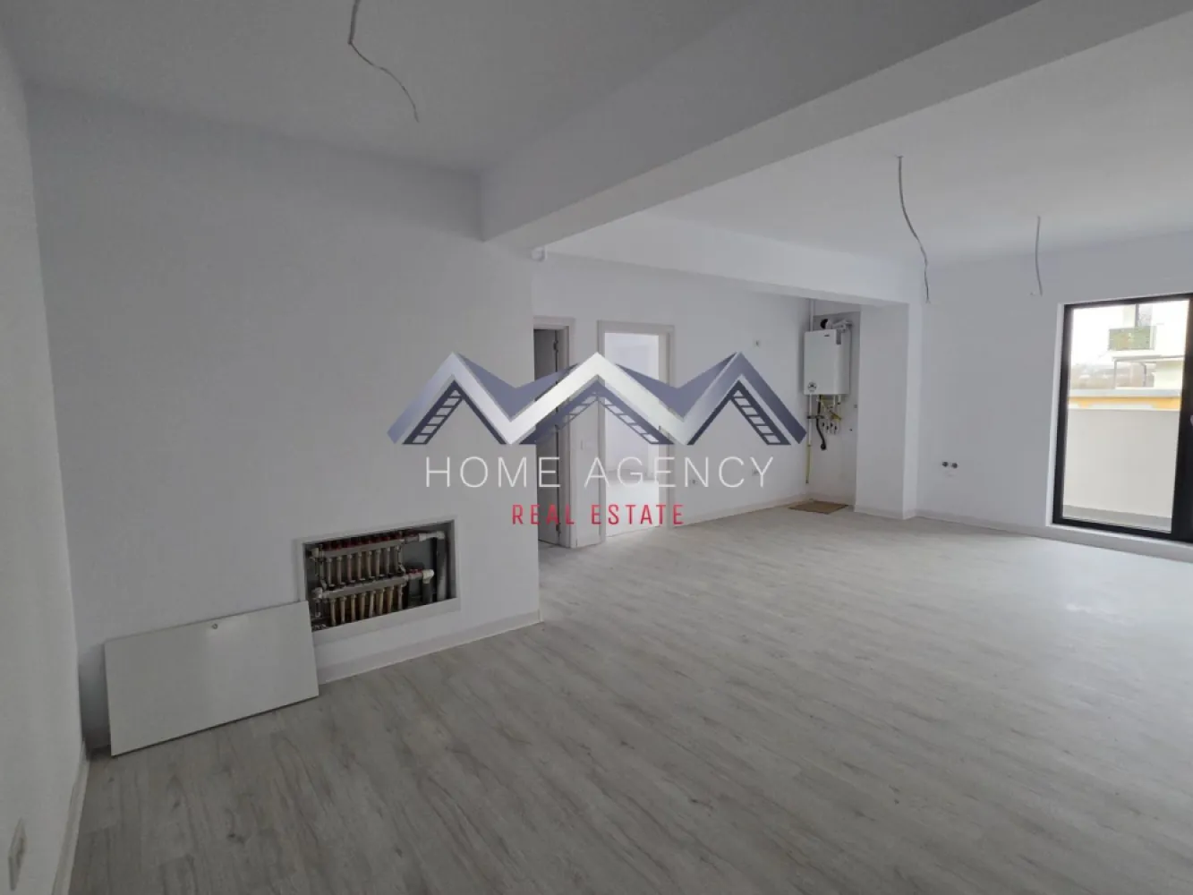 Apartament 2 camere Otopeni | parter înalt + terasă | include parcare - Achiziția se realizează direct de la dezvoltator, fără perceperea vreunui comision din partea cumpărătorului. Oferim consultanță gratuită pe întreaga durată a procesului de achiziție, asigurând suport specializat la fiecare etapă. De asemenea, la solicitare, punem la dispoziție servicii de brokeraj financiar, fără costuri suplimentare, pentru identificarea celor mai avantajoase soluții de finanțare adaptate nevoilor dumneavoastră. Vă propunem, spre vânzare, un apartament cu 2 camere modern, în suprafață utilă de 49,63 mp, situat la parter (înalt) într-un bloc nou cu regim mic de înălțime (D+P+3M), în zona centrală a orașului Otopeni, ideal pentru locuință sau ca investiție. Imobilul impresionează prin compartimentarea inteligentă. Living-ul și bucătăria open space, în suprafață de 28.23 mp utili, oferă un spațiu aerisit și luminos, perfect pentru petrecerea timpului liber, socializare sau cine cu prietenii. Zona de zi beneficiază de acces direct spre terasa de 8,49 mp, orientată spre Est, oferind lumină naturală dimineața și un spațiu plăcut pentru relaxare pe tot parcursul zilei. Dormitorul este foarte confortabil, intim și luminos, având acces spre terasă de asemenea, ceea ce creează un flux natural între spațiul interior și cel exterior. Holul de acces este foarte generos și permite amenajarea unor spații de depozitare suplimentare, inclusiv un dressing practic, pentru o organizare eficientă a locuinței. Baia este modernă, cu duș walk-in și fereastră, oferind confort și funcționalitate, cu un design care maximizează lumina naturală. Apartamentul se predă complet finisat, cu parchet, gresie, faianță și baie utilată, gata pentru a fi personalizat după gustul viitorului proprietar. Confortul termic este asigurat de centrală proprie și încălzire prin pardoseală, o soluție modernă ce distribuie căldura uniform și contribuie la reducerea costurilor de întreținere. Imobilul este racordat la toate utilitățile publice – apă, gaze, electricitate și canalizare. Poziționarea este excelentă: apartamentul se află aproape de piață, supermarketuri, restaurante, farmacii și școală, iar transportul public este la câțiva pași. Accesul către DN1, Centura București și Aeroportul Henri Coandă este rapid și facil. În viitor, zona va fi deservită și de stația de metrou, ceea ce crește valoarea investiției și confortul locuirii. Prețul afișat este final, include TVA și un loc de parcare dedicat. Pozele sunt reale. 📞 Programează acum o vizionare! }}