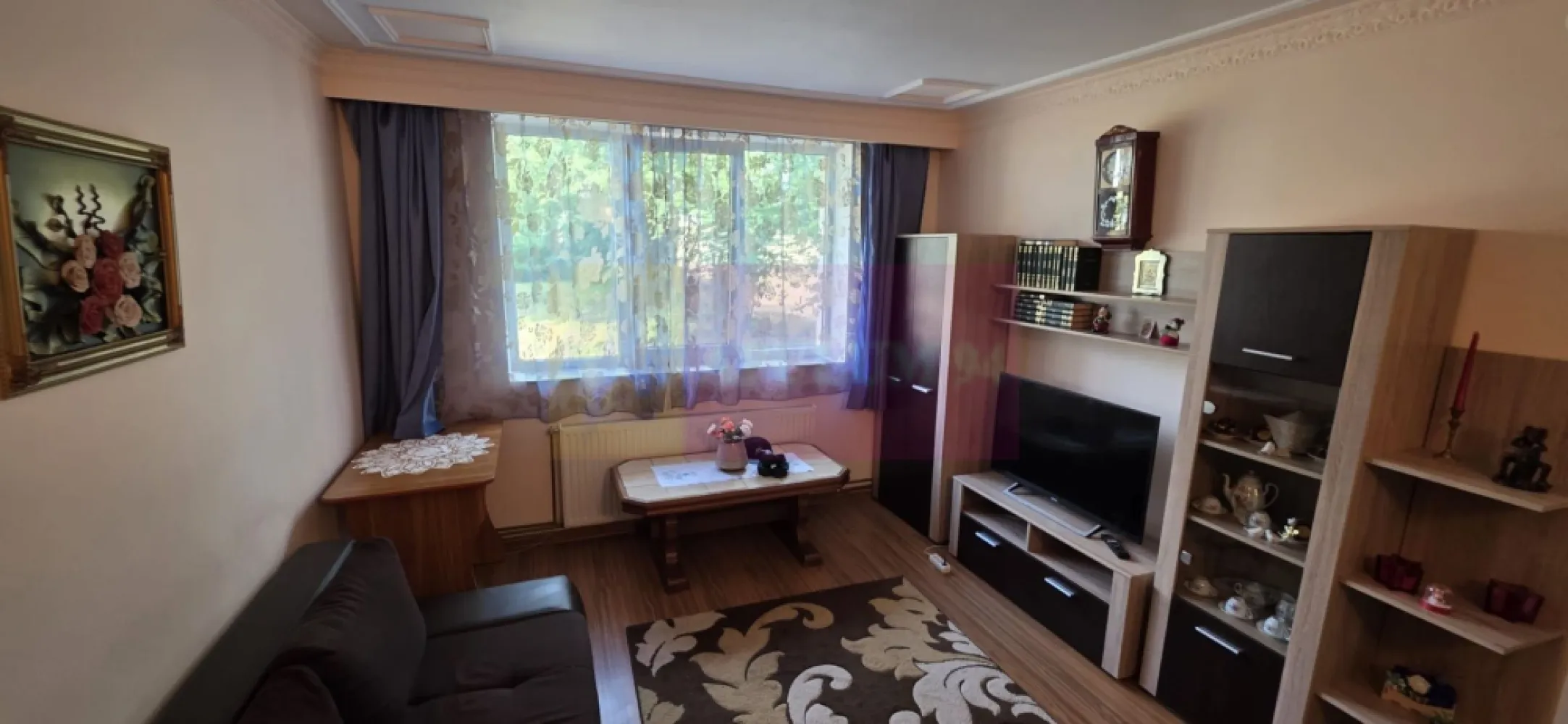 Apartament cu 2 camere de vanzare in Sinaia - Apartament cu 2 camere de vânzare în Sinaia – Complet mobilat și utilat, într-o zonă excelentă

Agenția Imobiliară Mervani vă propune spre vânzare un apartament cu 2 camere, situat la parterul unui bloc cu 4 etaje, într-o zonă foarte bine poziționată din Sinaia, la doar câteva minute de piață, spital și mijloacele de transport în comun.

Apartamentul are o suprafață construită de 55 mp și o suprafață utilă de 46 mp, fiind ideal atât pentru locuință permanentă, cât și pentru o casă de vacanță sau o investiție în vederea închirierii.

Compartimentarea este practică și oferă un confort sporit:

 hol de acces generos;
 cameră de zi luminoasă;
 dormitor prevăzut cu o fereastră mare, orientată către spațiul verde al blocului;
 bucătărie spațioasă, cu loc dedicat pentru servirea mesei;
 baie echipată cu o cadă de dimensiuni mari.

Apartamentul beneficiază de tâmplărie PVC cu geam termopan, centrală termică proprie pe gaz și instalație de încălzire individuală. Finisajele și amenajările au fost realizate în jurul anului 2010, locuința fiind bine întreținută și gata pentru mutare.

Se vinde complet mobilat și utilat, oferind viitorului proprietar posibilitatea de a se muta imediat, fără investiții suplimentare.

Blocul este construit din cărămidă, în anul 1962, fiind amplasat într-o zonă apreciată pentru accesul rapid către magazine, piață, unități medicale, transport public și celelalte facilități ale stațiunii.

Datorită poziției excelente, compartimentării eficiente și faptului că se vinde complet mobilat și utilat, această proprietate reprezintă o oportunitate foarte bună atât pentru locuință proprie, cât și pentru investiție în frumoasa stațiune Sinaia.