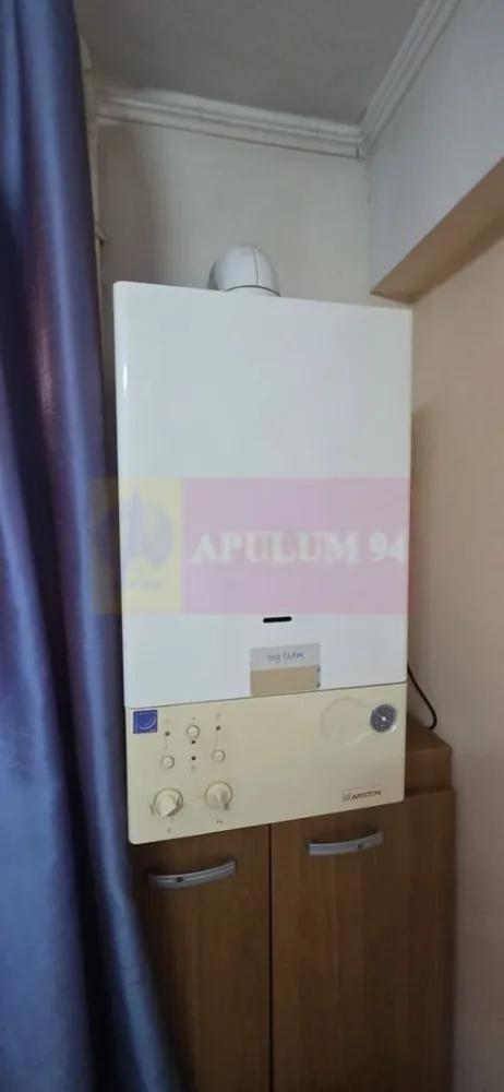 Apartament cu 2 camere de vanzare in Sinaia - Apartament cu 2 camere de vânzare în Sinaia – Complet mobilat și utilat, într-o zonă excelentă

Agenția Imobiliară Mervani vă propune spre vânzare un apartament cu 2 camere, situat la parterul unui bloc cu 4 etaje, într-o zonă foarte bine poziționată din Sinaia, la doar câteva minute de piață, spital și mijloacele de transport în comun.

Apartamentul are o suprafață construită de 55 mp și o suprafață utilă de 46 mp, fiind ideal atât pentru locuință permanentă, cât și pentru o casă de vacanță sau o investiție în vederea închirierii.

Compartimentarea este practică și oferă un confort sporit:

 hol de acces generos;
 cameră de zi luminoasă;
 dormitor prevăzut cu o fereastră mare, orientată către spațiul verde al blocului;
 bucătărie spațioasă, cu loc dedicat pentru servirea mesei;
 baie echipată cu o cadă de dimensiuni mari.

Apartamentul beneficiază de tâmplărie PVC cu geam termopan, centrală termică proprie pe gaz și instalație de încălzire individuală. Finisajele și amenajările au fost realizate în jurul anului 2010, locuința fiind bine întreținută și gata pentru mutare.

Se vinde complet mobilat și utilat, oferind viitorului proprietar posibilitatea de a se muta imediat, fără investiții suplimentare.

Blocul este construit din cărămidă, în anul 1962, fiind amplasat într-o zonă apreciată pentru accesul rapid către magazine, piață, unități medicale, transport public și celelalte facilități ale stațiunii.

Datorită poziției excelente, compartimentării eficiente și faptului că se vinde complet mobilat și utilat, această proprietate reprezintă o oportunitate foarte bună atât pentru locuință proprie, cât și pentru investiție în frumoasa stațiune Sinaia.