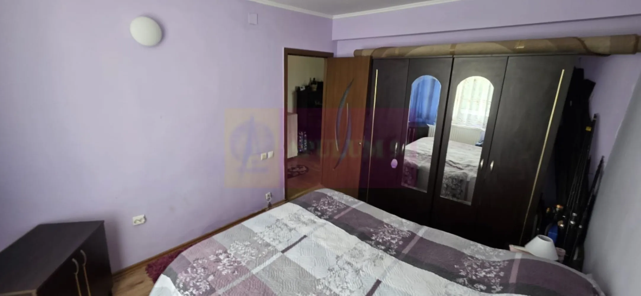 Apartament cu 2 camere de vanzare in Sinaia - Apartament cu 2 camere de vânzare în Sinaia – Complet mobilat și utilat, într-o zonă excelentă

Agenția Imobiliară Mervani vă propune spre vânzare un apartament cu 2 camere, situat la parterul unui bloc cu 4 etaje, într-o zonă foarte bine poziționată din Sinaia, la doar câteva minute de piață, spital și mijloacele de transport în comun.

Apartamentul are o suprafață construită de 55 mp și o suprafață utilă de 46 mp, fiind ideal atât pentru locuință permanentă, cât și pentru o casă de vacanță sau o investiție în vederea închirierii.

Compartimentarea este practică și oferă un confort sporit:

 hol de acces generos;
 cameră de zi luminoasă;
 dormitor prevăzut cu o fereastră mare, orientată către spațiul verde al blocului;
 bucătărie spațioasă, cu loc dedicat pentru servirea mesei;
 baie echipată cu o cadă de dimensiuni mari.

Apartamentul beneficiază de tâmplărie PVC cu geam termopan, centrală termică proprie pe gaz și instalație de încălzire individuală. Finisajele și amenajările au fost realizate în jurul anului 2010, locuința fiind bine întreținută și gata pentru mutare.

Se vinde complet mobilat și utilat, oferind viitorului proprietar posibilitatea de a se muta imediat, fără investiții suplimentare.

Blocul este construit din cărămidă, în anul 1962, fiind amplasat într-o zonă apreciată pentru accesul rapid către magazine, piață, unități medicale, transport public și celelalte facilități ale stațiunii.

Datorită poziției excelente, compartimentării eficiente și faptului că se vinde complet mobilat și utilat, această proprietate reprezintă o oportunitate foarte bună atât pentru locuință proprie, cât și pentru investiție în frumoasa stațiune Sinaia.