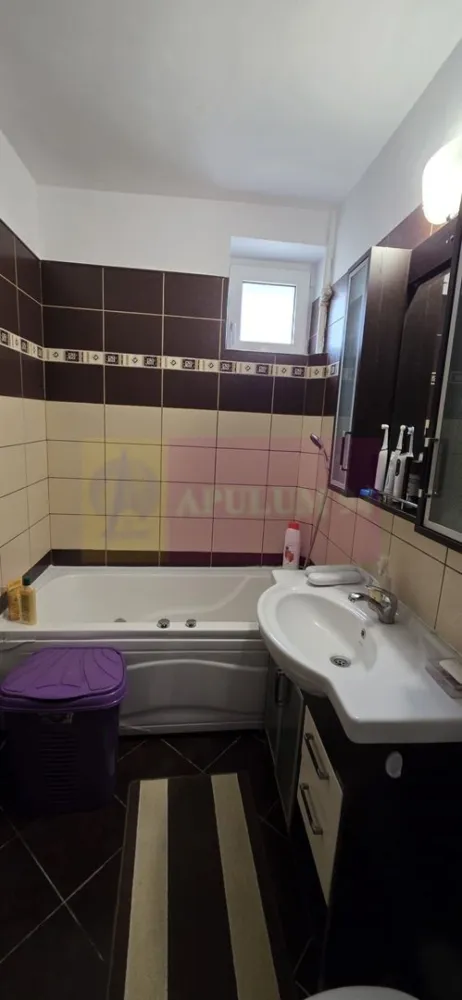 Apartament cu 2 camere de vanzare in Sinaia - Apartament cu 2 camere de vânzare în Sinaia – Complet mobilat și utilat, într-o zonă excelentă

Agenția Imobiliară Mervani vă propune spre vânzare un apartament cu 2 camere, situat la parterul unui bloc cu 4 etaje, într-o zonă foarte bine poziționată din Sinaia, la doar câteva minute de piață, spital și mijloacele de transport în comun.

Apartamentul are o suprafață construită de 55 mp și o suprafață utilă de 46 mp, fiind ideal atât pentru locuință permanentă, cât și pentru o casă de vacanță sau o investiție în vederea închirierii.

Compartimentarea este practică și oferă un confort sporit:

 hol de acces generos;
 cameră de zi luminoasă;
 dormitor prevăzut cu o fereastră mare, orientată către spațiul verde al blocului;
 bucătărie spațioasă, cu loc dedicat pentru servirea mesei;
 baie echipată cu o cadă de dimensiuni mari.

Apartamentul beneficiază de tâmplărie PVC cu geam termopan, centrală termică proprie pe gaz și instalație de încălzire individuală. Finisajele și amenajările au fost realizate în jurul anului 2010, locuința fiind bine întreținută și gata pentru mutare.

Se vinde complet mobilat și utilat, oferind viitorului proprietar posibilitatea de a se muta imediat, fără investiții suplimentare.

Blocul este construit din cărămidă, în anul 1962, fiind amplasat într-o zonă apreciată pentru accesul rapid către magazine, piață, unități medicale, transport public și celelalte facilități ale stațiunii.

Datorită poziției excelente, compartimentării eficiente și faptului că se vinde complet mobilat și utilat, această proprietate reprezintă o oportunitate foarte bună atât pentru locuință proprie, cât și pentru investiție în frumoasa stațiune Sinaia.