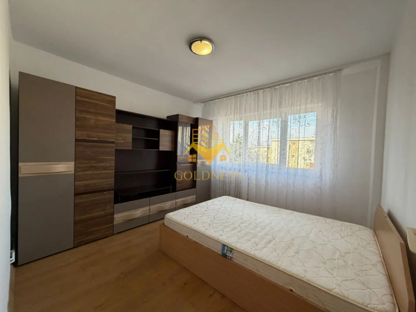 2 Camere decomandate, Zorilor, Observatorului, Lidl. - GOLDNESS Imobiliare vă propune spre închiriere un apartament cu 2 camere complet mobilat și utilat, la etajul 2 într-un imobil de 4 etaje, în Cartierul Zorilor. Se află în apropierea stațiilor de transport în comun, magazine, restaurante, spații verzi, farmacii, etc. Apartamentul este compartimentat astfel: - dormitor cu pat matrimonial, dressing, noptiere - - dormitor cu pat canapea extensibila. - bucatarie complet utilată și mobilată, loc de servit masa - baie cu cada, calorifer port prosop și dulap pentru depozitare. - balcon 7 mp. Imobilul este dotat cu toate cele necesare- centrală proprie, frigider, aragaz, hotă, mașină de spălat haine, etc. Dacă sunteți interesați de acest apartament și doriți să îl vizionați, dar și pentru alte oferte nu ezitați să ne contactați telefonic sau prin e-mail. Vă stăm la dispoziție! Pentru intermediere se percepe un comision de 50% din prețul chiriei! }}
