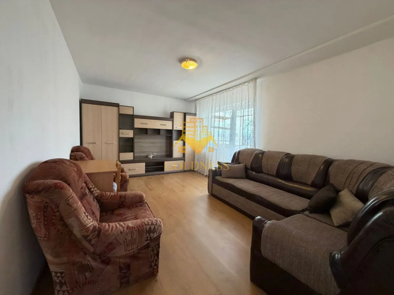 2 Camere decomandate, Zorilor, Observatorului, Lidl. - GOLDNESS Imobiliare vă propune spre închiriere un apartament cu 2 camere complet mobilat și utilat, la etajul 2 într-un imobil de 4 etaje, în Cartierul Zorilor. Se află în apropierea stațiilor de transport în comun, magazine, restaurante, spații verzi, farmacii, etc. Apartamentul este compartimentat astfel: - dormitor cu pat matrimonial, dressing, noptiere - - dormitor cu pat canapea extensibila. - bucatarie complet utilată și mobilată, loc de servit masa - baie cu cada, calorifer port prosop și dulap pentru depozitare. - balcon 7 mp. Imobilul este dotat cu toate cele necesare- centrală proprie, frigider, aragaz, hotă, mașină de spălat haine, etc. Dacă sunteți interesați de acest apartament și doriți să îl vizionați, dar și pentru alte oferte nu ezitați să ne contactați telefonic sau prin e-mail. Vă stăm la dispoziție! Pentru intermediere se percepe un comision de 50% din prețul chiriei! }}