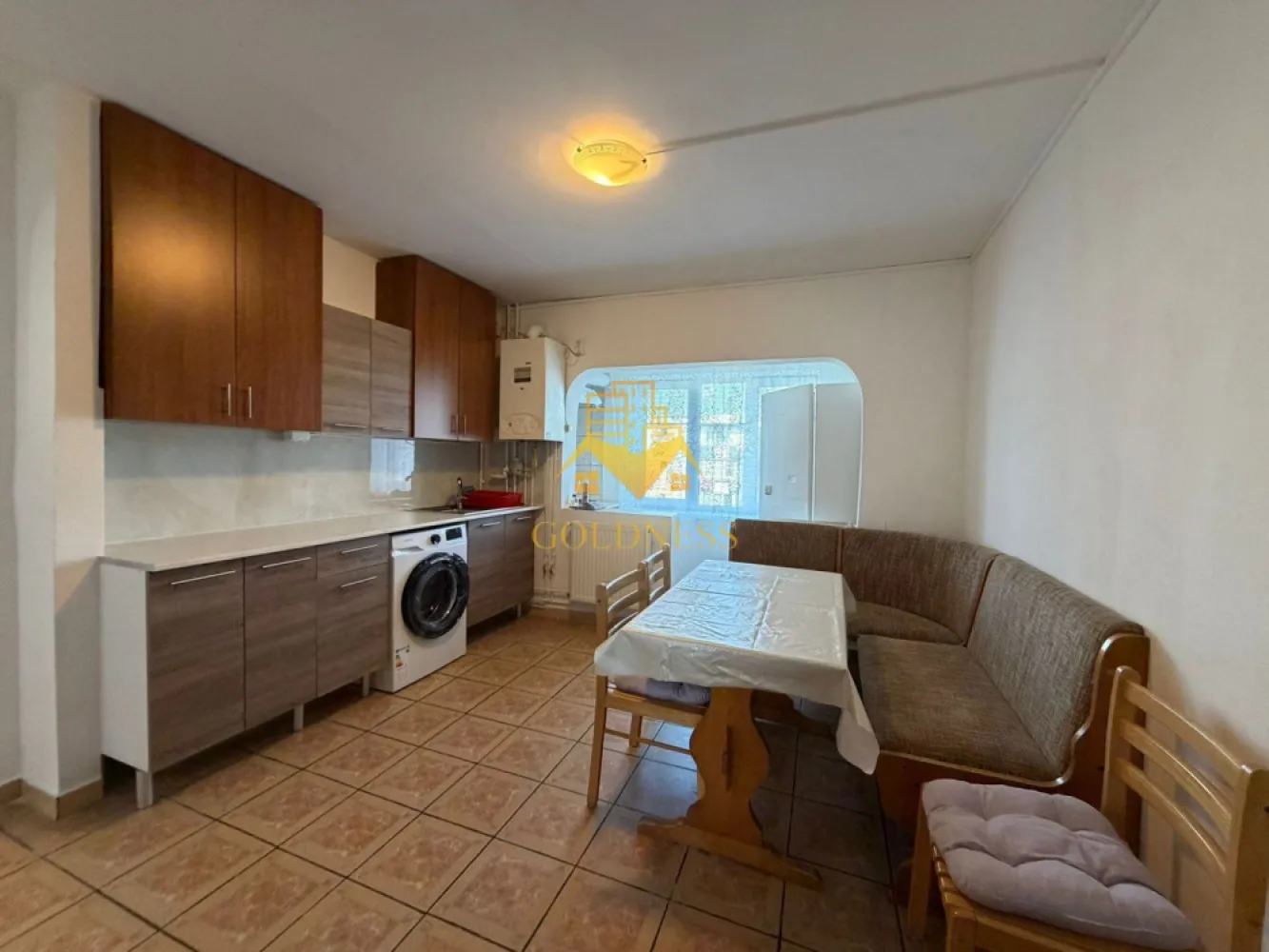 2 Camere decomandate, Zorilor, Observatorului, Lidl. - GOLDNESS Imobiliare vă propune spre închiriere un apartament cu 2 camere complet mobilat și utilat, la etajul 2 într-un imobil de 4 etaje, în Cartierul Zorilor. Se află în apropierea stațiilor de transport în comun, magazine, restaurante, spații verzi, farmacii, etc. Apartamentul este compartimentat astfel: - dormitor cu pat matrimonial, dressing, noptiere - - dormitor cu pat canapea extensibila. - bucatarie complet utilată și mobilată, loc de servit masa - baie cu cada, calorifer port prosop și dulap pentru depozitare. - balcon 7 mp. Imobilul este dotat cu toate cele necesare- centrală proprie, frigider, aragaz, hotă, mașină de spălat haine, etc. Dacă sunteți interesați de acest apartament și doriți să îl vizionați, dar și pentru alte oferte nu ezitați să ne contactați telefonic sau prin e-mail. Vă stăm la dispoziție! Pentru intermediere se percepe un comision de 50% din prețul chiriei! }}
