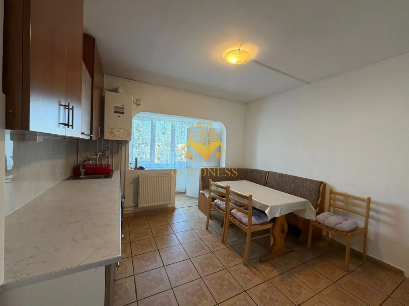 2 Camere decomandate, Zorilor, Observatorului, Lidl. - GOLDNESS Imobiliare vă propune spre închiriere un apartament cu 2 camere complet mobilat și utilat, la etajul 2 într-un imobil de 4 etaje, în Cartierul Zorilor. Se află în apropierea stațiilor de transport în comun, magazine, restaurante, spații verzi, farmacii, etc. Apartamentul este compartimentat astfel: - dormitor cu pat matrimonial, dressing, noptiere - - dormitor cu pat canapea extensibila. - bucatarie complet utilată și mobilată, loc de servit masa - baie cu cada, calorifer port prosop și dulap pentru depozitare. - balcon 7 mp. Imobilul este dotat cu toate cele necesare- centrală proprie, frigider, aragaz, hotă, mașină de spălat haine, etc. Dacă sunteți interesați de acest apartament și doriți să îl vizionați, dar și pentru alte oferte nu ezitați să ne contactați telefonic sau prin e-mail. Vă stăm la dispoziție! Pentru intermediere se percepe un comision de 50% din prețul chiriei! }}