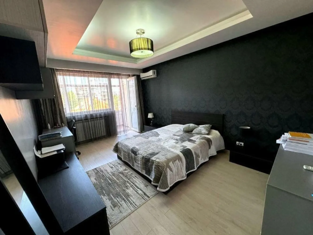 BRASADAS închiriază ap 3 cam. Izvor, parc Cişmigiu - PARCARE. - Agenția BRASADAS închiriază apartament elegant cu 3 camere, decomandat, în zona Izvor - situat în apropierea Facultăţii de Drept, a Facultăţii de Medicină, a Facultăţii de Biologie, a Facultăţii de Sociologie, a Institutului de Magistratură. Acesta are o suprafaţă utila de 80 mp şi dispune de următoarele facilităţi - aer conditionat (3 aere condiţionate), centrală termică proprie, frigider, aragaz, hotă, maşină spalat rufe, televizor, filtru apă Zepter. Bucătaria este complet mobilată şi utilată, livingul este aerisit şi luminos, dormitoarele au paturi duble foarte confortabile pentru un somn odihnitor, spaţii de depozitare, 2 grupuri sanitare din care unul dispune de cadă pentru o relaxare totală şi cel de-al doilea dispune de duş. Mijloace de transport în comun în apropiere (metrou lzvor la 3 minute distanţă, autobuz la ieşirea din bloc), supermarketuri şi restaurante la câteva minute distanţă. Facturi - întreţinere şi gaz - foarte rezonabile. Loc de parcare inclus pentru maşini cu lăţime 1759 mm . Se solicită şi se oferă seriozitate. Ideal pentru cupluri, studenţi si familie. Www.brasadas.com. }}