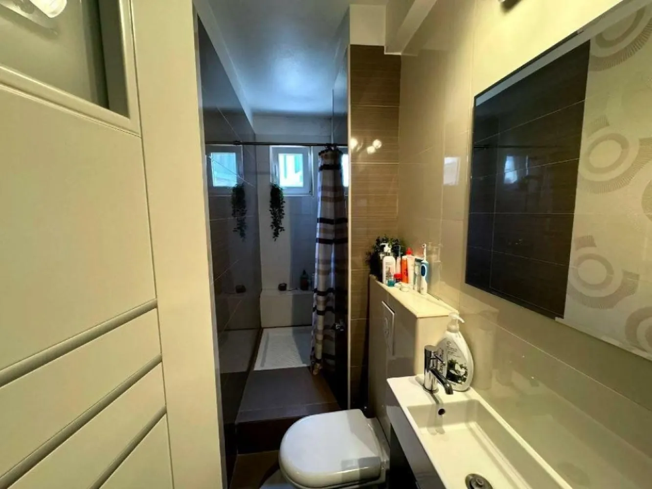 BRASADAS închiriază ap 3 cam. Izvor, parc Cişmigiu - PARCARE. - Agenția BRASADAS închiriază apartament elegant cu 3 camere, decomandat, în zona Izvor - situat în apropierea Facultăţii de Drept, a Facultăţii de Medicină, a Facultăţii de Biologie, a Facultăţii de Sociologie, a Institutului de Magistratură. Acesta are o suprafaţă utila de 80 mp şi dispune de următoarele facilităţi - aer conditionat (3 aere condiţionate), centrală termică proprie, frigider, aragaz, hotă, maşină spalat rufe, televizor, filtru apă Zepter. Bucătaria este complet mobilată şi utilată, livingul este aerisit şi luminos, dormitoarele au paturi duble foarte confortabile pentru un somn odihnitor, spaţii de depozitare, 2 grupuri sanitare din care unul dispune de cadă pentru o relaxare totală şi cel de-al doilea dispune de duş. Mijloace de transport în comun în apropiere (metrou lzvor la 3 minute distanţă, autobuz la ieşirea din bloc), supermarketuri şi restaurante la câteva minute distanţă. Facturi - întreţinere şi gaz - foarte rezonabile. Loc de parcare inclus pentru maşini cu lăţime 1759 mm . Se solicită şi se oferă seriozitate. Ideal pentru cupluri, studenţi si familie. Www.brasadas.com. }}