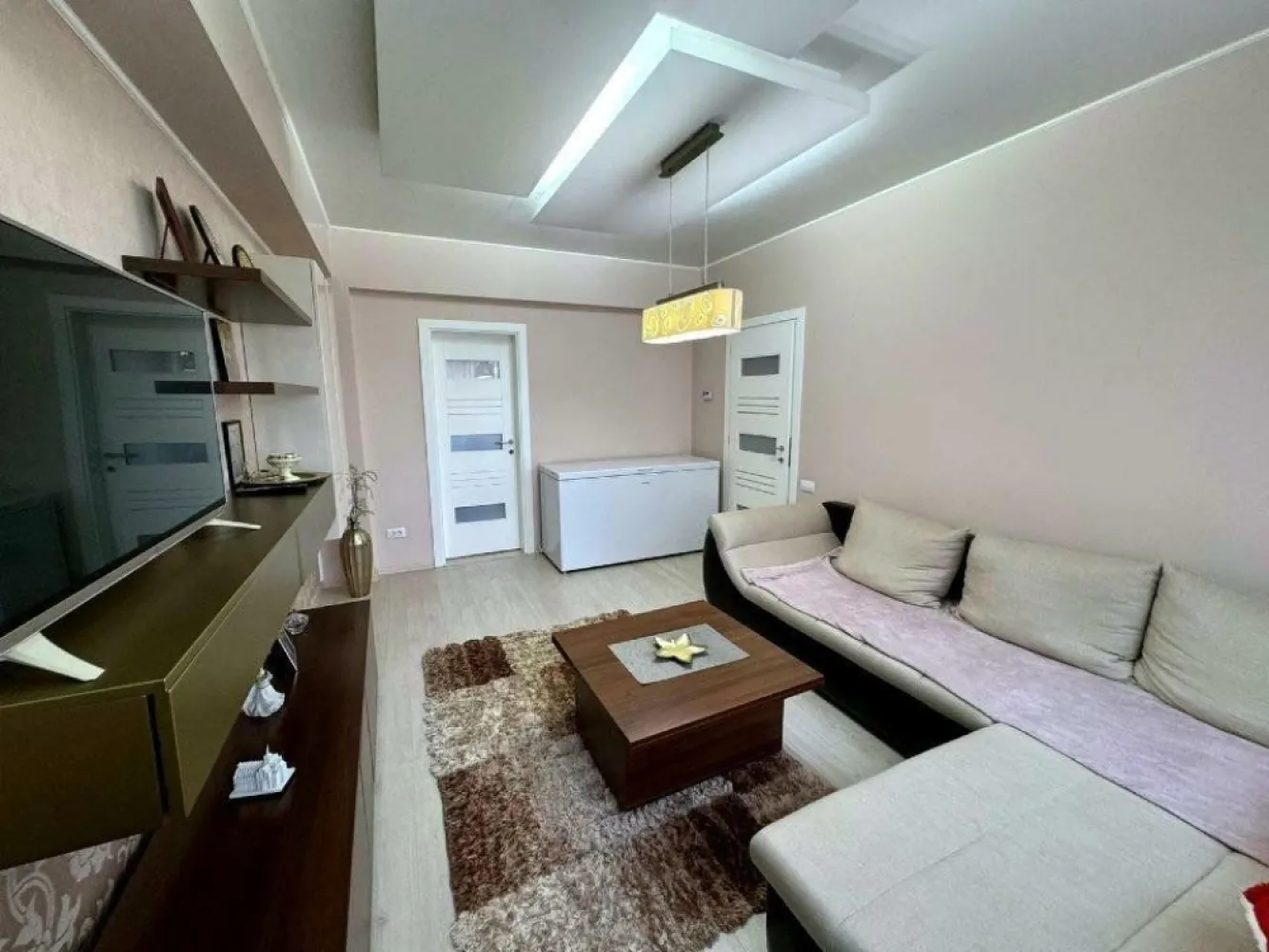 BRASADAS închiriază ap 3 cam. Izvor, parc Cişmigiu - PARCARE. - Agenția BRASADAS închiriază apartament elegant cu 3 camere, decomandat, în zona Izvor - situat în apropierea Facultăţii de Drept, a Facultăţii de Medicină, a Facultăţii de Biologie, a Facultăţii de Sociologie, a Institutului de Magistratură. Acesta are o suprafaţă utila de 80 mp şi dispune de următoarele facilităţi - aer conditionat (3 aere condiţionate), centrală termică proprie, frigider, aragaz, hotă, maşină spalat rufe, televizor, filtru apă Zepter. Bucătaria este complet mobilată şi utilată, livingul este aerisit şi luminos, dormitoarele au paturi duble foarte confortabile pentru un somn odihnitor, spaţii de depozitare, 2 grupuri sanitare din care unul dispune de cadă pentru o relaxare totală şi cel de-al doilea dispune de duş. Mijloace de transport în comun în apropiere (metrou lzvor la 3 minute distanţă, autobuz la ieşirea din bloc), supermarketuri şi restaurante la câteva minute distanţă. Facturi - întreţinere şi gaz - foarte rezonabile. Loc de parcare inclus pentru maşini cu lăţime 1759 mm . Se solicită şi se oferă seriozitate. Ideal pentru cupluri, studenţi si familie. Www.brasadas.com. }}