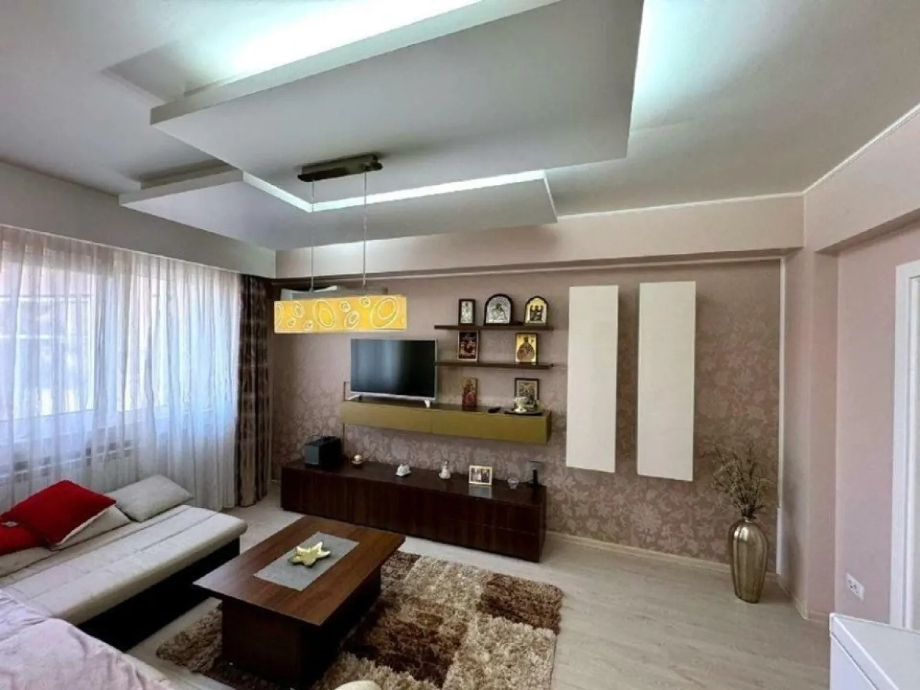 BRASADAS închiriază ap 3 cam. Izvor, parc Cişmigiu - PARCARE. - Agenția BRASADAS închiriază apartament elegant cu 3 camere, decomandat, în zona Izvor - situat în apropierea Facultăţii de Drept, a Facultăţii de Medicină, a Facultăţii de Biologie, a Facultăţii de Sociologie, a Institutului de Magistratură. Acesta are o suprafaţă utila de 80 mp şi dispune de următoarele facilităţi - aer conditionat (3 aere condiţionate), centrală termică proprie, frigider, aragaz, hotă, maşină spalat rufe, televizor, filtru apă Zepter. Bucătaria este complet mobilată şi utilată, livingul este aerisit şi luminos, dormitoarele au paturi duble foarte confortabile pentru un somn odihnitor, spaţii de depozitare, 2 grupuri sanitare din care unul dispune de cadă pentru o relaxare totală şi cel de-al doilea dispune de duş. Mijloace de transport în comun în apropiere (metrou lzvor la 3 minute distanţă, autobuz la ieşirea din bloc), supermarketuri şi restaurante la câteva minute distanţă. Facturi - întreţinere şi gaz - foarte rezonabile. Loc de parcare inclus pentru maşini cu lăţime 1759 mm . Se solicită şi se oferă seriozitate. Ideal pentru cupluri, studenţi si familie. Www.brasadas.com. }}