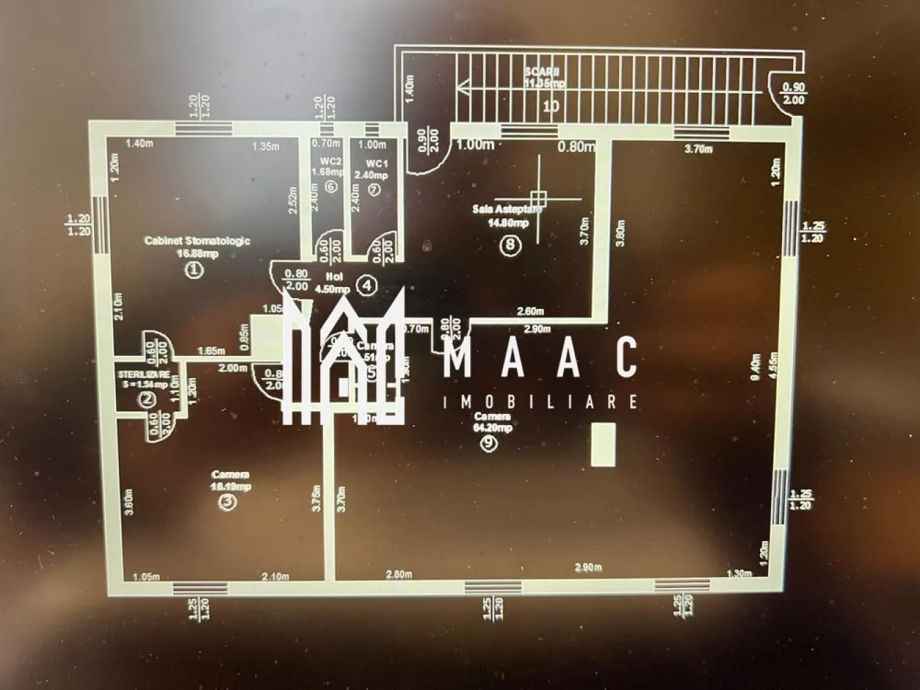 Spatiu birouri/ comercial | 130MP | Vasile Aaron - MAAC Imobiliare va propune spre inchiriere spatiu comercial cu compartimentare versatila, amplasat in zona Vasile Aaron, la strada (Semaforului). Suprafață de aproximativ 130 mp, ideal pentru diverse activități comerciale sau profesionale. Compartimentare: • 4 camere separate + un open space generos • sală de așteptare / recepție • 2 grupuri sanitare • hol de acces și spații auxiliare Avantaje: • compartimentare practică, ușor adaptabilă • spațiu luminos și bine organizat • potrivit pentru activități care necesită mai multe încăperi • acces facil și flux eficient între camere Potrivit pentru: • birouri firmă / sediu companie • salon beauty (coafor, cosmetică, masaj) • spațiu educațional (meditații, cursuri, training) • studio foto / video • firmă de servicii sau call center • cabinet Disponibilitate imediata. Se percepe o chirie in avans si garantie in cuantumul unei chirii lunare. Se inchiriaza pe termen lung. Pentru mai multe detalii va rugam specificati: CP2976767 }}