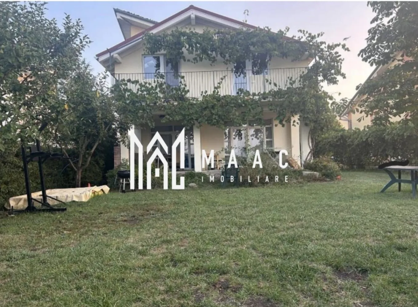 Casă modernă P+E+Pod mansardat | 3 dormitoare | Teren 490 mp | Eden Șura Mică - MAAC Imobiliare vă propune spre vânzare o casă modernă, situată în cartierul rezidențial Eden din Șura Mică, ideală pentru familiile care își doresc liniște, spațiu și priveliști deosebite. Amplasată pe un teren generos de 490 mp, proprietatea oferă echilibrul perfect între confortul interior și spațiul exterior dedicat relaxării. Priveliștea este orientată spre sud, dezvăluind o panoramă frumoasă către Munții Păltiniș, oferind lumină naturală pe tot parcursul zilei. Curtea liberă de aproximativ 350 mp oferă spațiu suficient pentru grădinărit, amenajarea unui loc de joacă pentru copii sau pentru momente de relaxare în aer liber. Locul de parcare dedicat în curte elimină orice grijă legată de siguranța autoturismului. Detalii proprietate Suprafață teren: 500 mp Amprentă la sol: 90 mp Regim de înălțime: Parter + Etaj + Pod mansardat 3 dormitoare Parcare pentru 2 mașini Compartimentare 🔹 Parter Living extrem de generos și luminos (suprafețe vitrate mari) Casa scării luminoasă Acces către terasa exterioară 🔹 Etaj 3 dormitoare confortabile Dormitor matrimonial cu baie proprie 2 dormitoare deservite de baie pe hol Dressing Hobby room cu balcon și priveliște spre grădină 🔹 Pod mansardat 40 mp utili Spațiu versatil ce poate fi amenajat după preferințe (depozitare, birou, cameră hobby) Curte & exterior Curte liberă aprox. 350 mp — ideală pentru grădinărit sau loc de joacă Terasă generoasă din beton, pe toată lățimea casei — răcoroasă vara Grădină amenajată cu căsuță de depozitare Loc de parcare dedicat în curte Priveliște Orientare sudică Vedere panoramică spre Munții Păltiniș Avantaje Zonă rezidențială liniștită Compartimentare ideală pentru familie Spații vitrate mari — lumină naturală abundentă Curte generoasă și terasă mare Pod mansardat cu potențial ridicat de amenajare 📞 Contactează-ne pentru mai multe detalii sau pentru a programa o vizionare, menționează CP2976079!