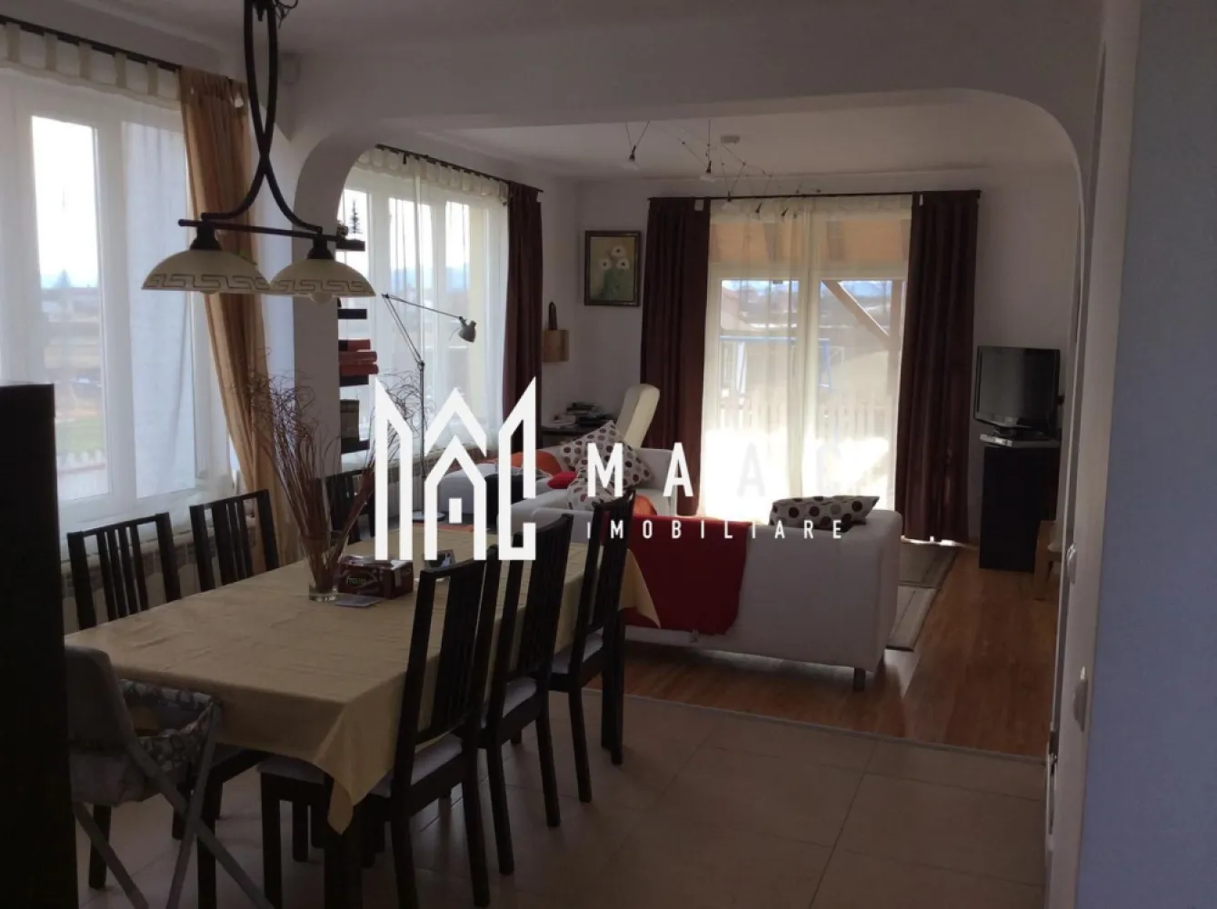 Casă modernă P+E+Pod mansardat | 3 dormitoare | Teren 490 mp | Eden Șura Mică - MAAC Imobiliare vă propune spre vânzare o casă modernă, situată în cartierul rezidențial Eden din Șura Mică, ideală pentru familiile care își doresc liniște, spațiu și priveliști deosebite. Amplasată pe un teren generos de 490 mp, proprietatea oferă echilibrul perfect între confortul interior și spațiul exterior dedicat relaxării. Priveliștea este orientată spre sud, dezvăluind o panoramă frumoasă către Munții Păltiniș, oferind lumină naturală pe tot parcursul zilei. Curtea liberă de aproximativ 350 mp oferă spațiu suficient pentru grădinărit, amenajarea unui loc de joacă pentru copii sau pentru momente de relaxare în aer liber. Locul de parcare dedicat în curte elimină orice grijă legată de siguranța autoturismului. Detalii proprietate Suprafață teren: 500 mp Amprentă la sol: 90 mp Regim de înălțime: Parter + Etaj + Pod mansardat 3 dormitoare Parcare pentru 2 mașini Compartimentare 🔹 Parter Living extrem de generos și luminos (suprafețe vitrate mari) Casa scării luminoasă Acces către terasa exterioară 🔹 Etaj 3 dormitoare confortabile Dormitor matrimonial cu baie proprie 2 dormitoare deservite de baie pe hol Dressing Hobby room cu balcon și priveliște spre grădină 🔹 Pod mansardat 40 mp utili Spațiu versatil ce poate fi amenajat după preferințe (depozitare, birou, cameră hobby) Curte & exterior Curte liberă aprox. 350 mp — ideală pentru grădinărit sau loc de joacă Terasă generoasă din beton, pe toată lățimea casei — răcoroasă vara Grădină amenajată cu căsuță de depozitare Loc de parcare dedicat în curte Priveliște Orientare sudică Vedere panoramică spre Munții Păltiniș Avantaje Zonă rezidențială liniștită Compartimentare ideală pentru familie Spații vitrate mari — lumină naturală abundentă Curte generoasă și terasă mare Pod mansardat cu potențial ridicat de amenajare 📞 Contactează-ne pentru mai multe detalii sau pentru a programa o vizionare, menționează CP2976079! }}