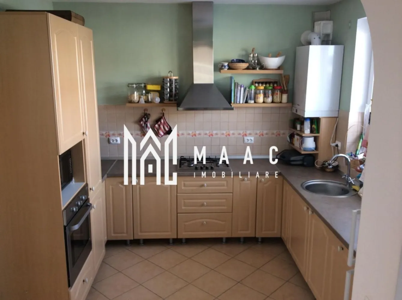 Casă modernă P+E+Pod mansardat | 3 dormitoare | Teren 490 mp | Eden Șura Mică - MAAC Imobiliare vă propune spre vânzare o casă modernă, situată în cartierul rezidențial Eden din Șura Mică, ideală pentru familiile care își doresc liniște, spațiu și priveliști deosebite. Amplasată pe un teren generos de 490 mp, proprietatea oferă echilibrul perfect între confortul interior și spațiul exterior dedicat relaxării. Priveliștea este orientată spre sud, dezvăluind o panoramă frumoasă către Munții Păltiniș, oferind lumină naturală pe tot parcursul zilei. Curtea liberă de aproximativ 350 mp oferă spațiu suficient pentru grădinărit, amenajarea unui loc de joacă pentru copii sau pentru momente de relaxare în aer liber. Locul de parcare dedicat în curte elimină orice grijă legată de siguranța autoturismului. Detalii proprietate Suprafață teren: 500 mp Amprentă la sol: 90 mp Regim de înălțime: Parter + Etaj + Pod mansardat 3 dormitoare Parcare pentru 2 mașini Compartimentare 🔹 Parter Living extrem de generos și luminos (suprafețe vitrate mari) Casa scării luminoasă Acces către terasa exterioară 🔹 Etaj 3 dormitoare confortabile Dormitor matrimonial cu baie proprie 2 dormitoare deservite de baie pe hol Dressing Hobby room cu balcon și priveliște spre grădină 🔹 Pod mansardat 40 mp utili Spațiu versatil ce poate fi amenajat după preferințe (depozitare, birou, cameră hobby) Curte & exterior Curte liberă aprox. 350 mp — ideală pentru grădinărit sau loc de joacă Terasă generoasă din beton, pe toată lățimea casei — răcoroasă vara Grădină amenajată cu căsuță de depozitare Loc de parcare dedicat în curte Priveliște Orientare sudică Vedere panoramică spre Munții Păltiniș Avantaje Zonă rezidențială liniștită Compartimentare ideală pentru familie Spații vitrate mari — lumină naturală abundentă Curte generoasă și terasă mare Pod mansardat cu potențial ridicat de amenajare 📞 Contactează-ne pentru mai multe detalii sau pentru a programa o vizionare, menționează CP2976079! }}