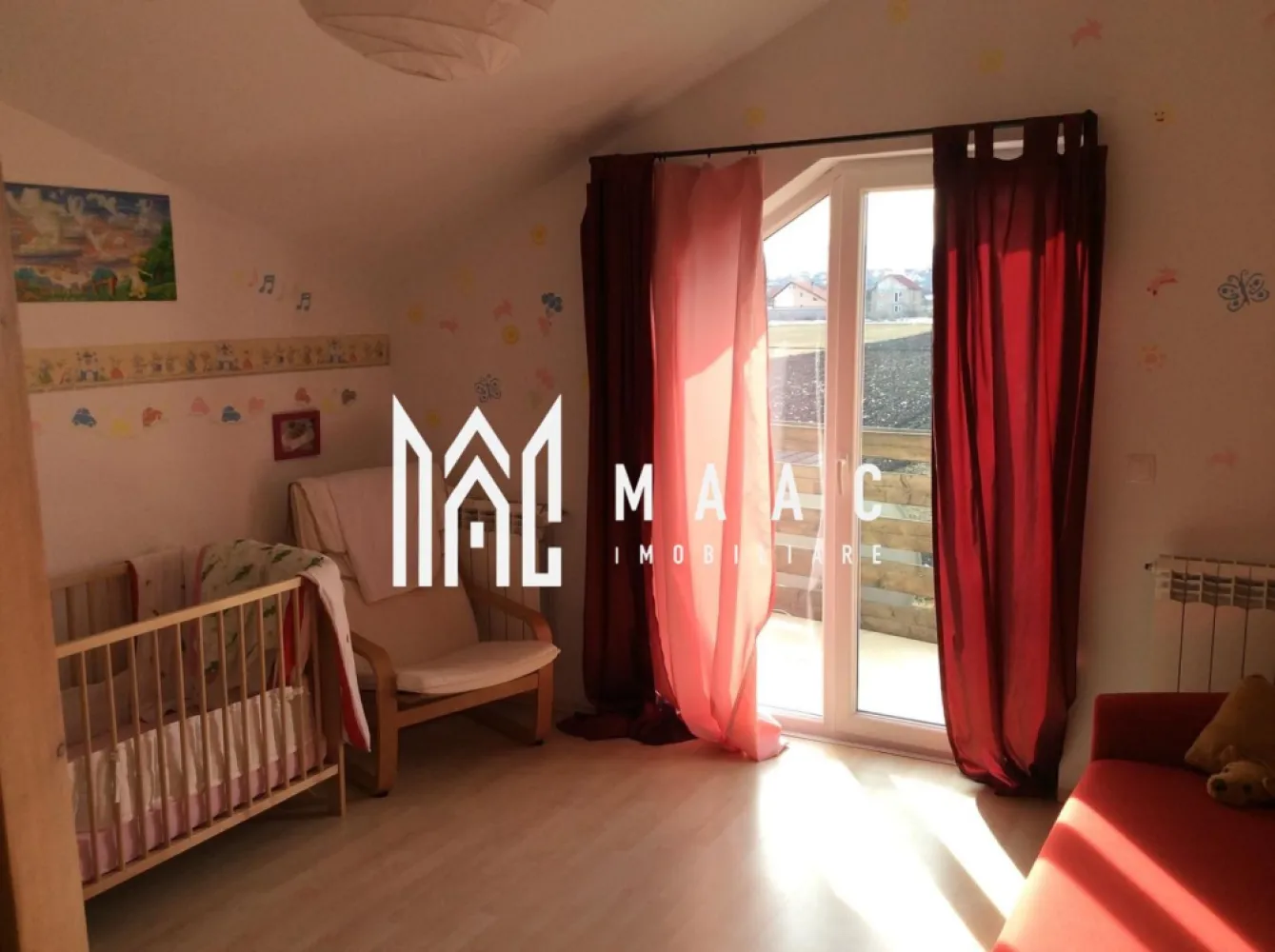Casă modernă P+E+Pod mansardat | 3 dormitoare | Teren 490 mp | Eden Șura Mică - MAAC Imobiliare vă propune spre vânzare o casă modernă, situată în cartierul rezidențial Eden din Șura Mică, ideală pentru familiile care își doresc liniște, spațiu și priveliști deosebite. Amplasată pe un teren generos de 490 mp, proprietatea oferă echilibrul perfect între confortul interior și spațiul exterior dedicat relaxării. Priveliștea este orientată spre sud, dezvăluind o panoramă frumoasă către Munții Păltiniș, oferind lumină naturală pe tot parcursul zilei. Curtea liberă de aproximativ 350 mp oferă spațiu suficient pentru grădinărit, amenajarea unui loc de joacă pentru copii sau pentru momente de relaxare în aer liber. Locul de parcare dedicat în curte elimină orice grijă legată de siguranța autoturismului. Detalii proprietate Suprafață teren: 500 mp Amprentă la sol: 90 mp Regim de înălțime: Parter + Etaj + Pod mansardat 3 dormitoare Parcare pentru 2 mașini Compartimentare 🔹 Parter Living extrem de generos și luminos (suprafețe vitrate mari) Casa scării luminoasă Acces către terasa exterioară 🔹 Etaj 3 dormitoare confortabile Dormitor matrimonial cu baie proprie 2 dormitoare deservite de baie pe hol Dressing Hobby room cu balcon și priveliște spre grădină 🔹 Pod mansardat 40 mp utili Spațiu versatil ce poate fi amenajat după preferințe (depozitare, birou, cameră hobby) Curte & exterior Curte liberă aprox. 350 mp — ideală pentru grădinărit sau loc de joacă Terasă generoasă din beton, pe toată lățimea casei — răcoroasă vara Grădină amenajată cu căsuță de depozitare Loc de parcare dedicat în curte Priveliște Orientare sudică Vedere panoramică spre Munții Păltiniș Avantaje Zonă rezidențială liniștită Compartimentare ideală pentru familie Spații vitrate mari — lumină naturală abundentă Curte generoasă și terasă mare Pod mansardat cu potențial ridicat de amenajare 📞 Contactează-ne pentru mai multe detalii sau pentru a programa o vizionare, menționează CP2976079! }}