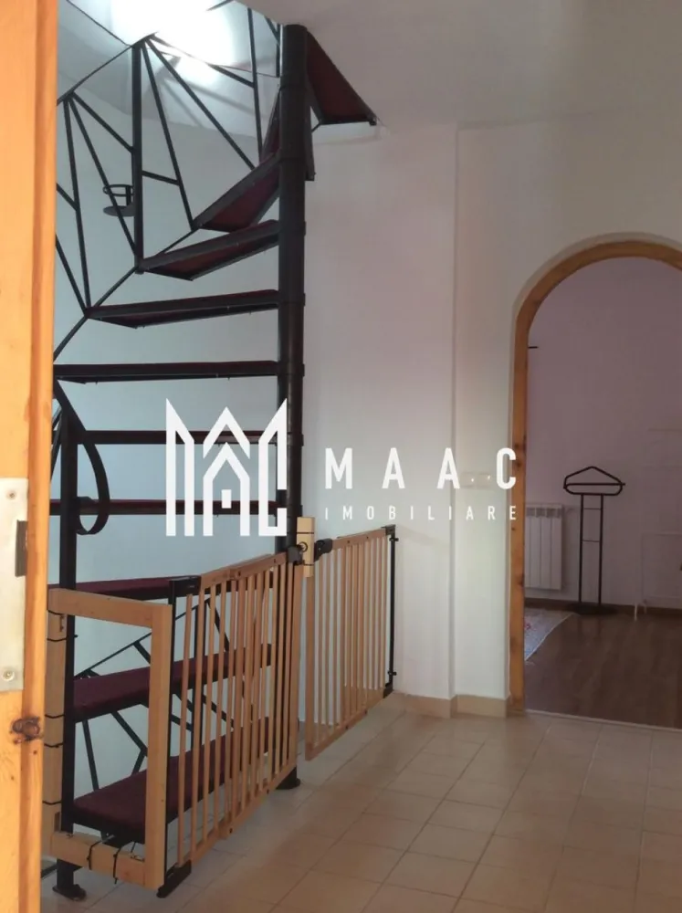 Casă modernă P+E+Pod mansardat | 3 dormitoare | Teren 490 mp | Eden Șura Mică - MAAC Imobiliare vă propune spre vânzare o casă modernă, situată în cartierul rezidențial Eden din Șura Mică, ideală pentru familiile care își doresc liniște, spațiu și priveliști deosebite. Amplasată pe un teren generos de 490 mp, proprietatea oferă echilibrul perfect între confortul interior și spațiul exterior dedicat relaxării. Priveliștea este orientată spre sud, dezvăluind o panoramă frumoasă către Munții Păltiniș, oferind lumină naturală pe tot parcursul zilei. Curtea liberă de aproximativ 350 mp oferă spațiu suficient pentru grădinărit, amenajarea unui loc de joacă pentru copii sau pentru momente de relaxare în aer liber. Locul de parcare dedicat în curte elimină orice grijă legată de siguranța autoturismului. Detalii proprietate Suprafață teren: 500 mp Amprentă la sol: 90 mp Regim de înălțime: Parter + Etaj + Pod mansardat 3 dormitoare Parcare pentru 2 mașini Compartimentare 🔹 Parter Living extrem de generos și luminos (suprafețe vitrate mari) Casa scării luminoasă Acces către terasa exterioară 🔹 Etaj 3 dormitoare confortabile Dormitor matrimonial cu baie proprie 2 dormitoare deservite de baie pe hol Dressing Hobby room cu balcon și priveliște spre grădină 🔹 Pod mansardat 40 mp utili Spațiu versatil ce poate fi amenajat după preferințe (depozitare, birou, cameră hobby) Curte & exterior Curte liberă aprox. 350 mp — ideală pentru grădinărit sau loc de joacă Terasă generoasă din beton, pe toată lățimea casei — răcoroasă vara Grădină amenajată cu căsuță de depozitare Loc de parcare dedicat în curte Priveliște Orientare sudică Vedere panoramică spre Munții Păltiniș Avantaje Zonă rezidențială liniștită Compartimentare ideală pentru familie Spații vitrate mari — lumină naturală abundentă Curte generoasă și terasă mare Pod mansardat cu potențial ridicat de amenajare 📞 Contactează-ne pentru mai multe detalii sau pentru a programa o vizionare, menționează CP2976079! }}