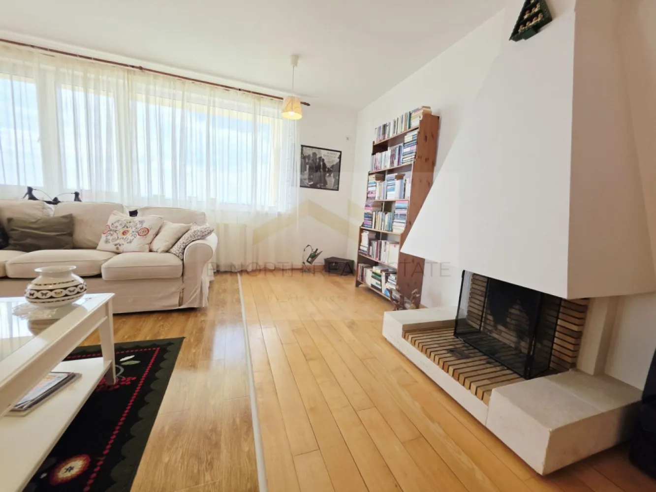 Penthouse 148mp cu terase75 mp și șemineu | Corbeanca - B-North Real Estate vă prezintă spre inchiriere, un penthouse cu suflet, view panoramic și terase generoase, situat în complexul rezidențial North Point Corbeanca, în Ostratu – un loc în care liniștea, natura și confortul se îmbină perfect cu accesul rapid către nordul Bucureștiului.
Sunt locuințe care se aleg pentru suprafață.
Și sunt locuințe care se simt din primul moment.
Acest penthouse face parte din a doua categorie: o locuință luminoasă, aerisită, cu spații generoase, șemineu, terase ample și o priveliște superbă, deschisă către natură. Este genul de apartament în care simți libertatea unei case, dar păstrezi confortul unui complex rezidențial închis.
Proprietatea este situată la etajul 4 al unui imobil cu lift și oferă o atmosferă rar întâlnită într-un apartament: multă lumină naturală, intimitate, vedere panoramică și zone de relaxare atât la interior, cât și la exterior.
Locuința dispune de aproximativ 148 mp interiori, completați de aproximativ 75 mp de terase, perfecte pentru cafeaua de dimineață, seri liniștite, plante, zonă de lounge sau mese în aer liber cu vedere deschisă.
Zona de zi este unul dintre cele mai frumoase puncte ale proprietății: living amplu, dining luminos, șemineu și acces către terase. Este un spațiu cald și primitor, potrivit pentru familie, seri cu prietenii sau momente de liniște acasă, departe de agitația orașului.
Se vinde mobilat și utilat, cu electrocasnice incluse, oferind o bază foarte bună pentru o locuință spectaculoasă, care poate fi ușor personalizată de viitorul proprietar.
Compartimentarea include:
living generos cu acces către terasă
zonă de dining cu vedere panoramică
bucătărie separată, mobilată și utilată
2 dormitoare,2 băi,spații de depozitare,șemineu,terase ample, cu priveliște deschisă,loc de parcare inclus
Complexul North Point Corbeanca este un complex rezidențial închis, cu acces securizat cu barieră, loc de joacă pentru copii, spații verzi și o frumoasă alee de platani la intrare. Atmosfera este una elegantă, aerisită și relaxată – ideală pentru familii, pentru persoane care lucrează de acasă sau pentru cei care își doresc să locuiască aproape de natură, dar nu izolați.
Poziționarea este un avantaj important. Deși te bucuri de liniște, aer curat și intimitate, ai acces rapid către punctele importante din nordul Capitalei:
aproximativ 10-15 minute până la Aeroportul Otopeni
aproximativ 10-15 minute până la Therme București
aproximativ 15-20 minute până la Băneasa Shopping City și zona comercială Băneasa
aproximativ 25-35 minute până în nordul Bucureștiului, în funcție de trafic
În apropiere se regăsesc supermarketuri, restaurante, grădinițe, școli, centre comerciale și zone de relaxare, păstrând în același timp sentimentul de retragere într-o zonă verde și liniștită.
Acest penthouse este o alegere excelentă pentru cei care caută mai mult decât un apartament: caută spațiu, lumină, terase, view, siguranță și o atmosferă de acasă.