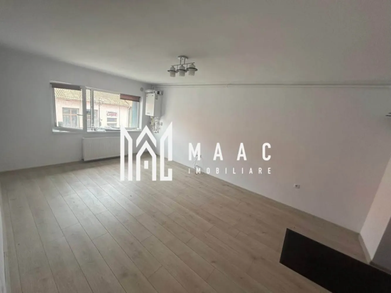 Apartament 2 Camere | 38 Mp | Etaj 1 | Zona Cisnădie - MAAC Imobiliare vă prezintă un apartament modern cu 2 camere, amplasat la etajul 1 al unui bloc nou, situat într-o zonă liniștită și bine poziționată din Cisnădie. O locuință ideală atât pentru un cuplu sau o familie tânără, cât și ca investiție sigură. Caracteristici principale: Suprafață utilă: 38 mp Compartimentare: semi-decomandată Stare: se predă nemobilat Baie: complet amenajată și utilată modern Avantaje & Localizare: Zonă ferită de agitație, cu acces rapid către principalele puncte de interes din Cisnădie Aproape de Sibiu – ideal pentru navetă Bloc nou, construit recent, cu standarde moderne Acest apartament reprezintă o oportunitate excelentă pentru cei care își doresc confort, liniște și acces facil către oraș. Pentru mai multe detalii sau pentru a programa o vizionare, vă rugăm să ne contactați, specificând ID:CP2829972 }}