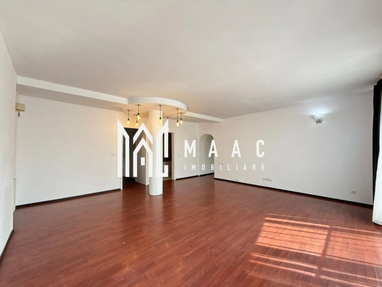 Spatiu comercial/ birouri | Etaj 1 | 80MP | Sub Arini - MAAC Imobiliare propune spre inchiriere un spatiu pretabil pentru activitati comerciale sau de birou, amplasat in zona parcului Sub Arini. Spatiul este situat la etajul 1 al unei case individuale cu regim de inaltime P+E+M si este configurat astfel: 3 camere, bucatarie, baie cu geam, hol, acces in balcon. Incalzirea se face cu centrala proprie si calorifere. Spatiul beneficiaza de instalatie de aer conditionat. Orientare SUD-ESTICA. Amplasamentul cladirii este avantajos, la 1 minut de mers pe jos de parcul Sub Arini. Se percepe o chirie in avans si garantie. Disponibilitate imediata. Destinatie comerciala. Pentru mai multe detalii, specificati ID: CP2976840