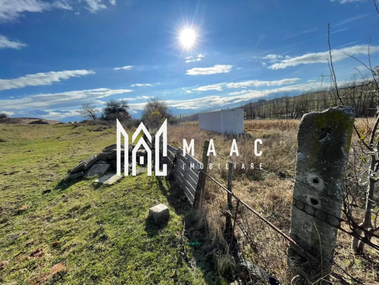 Teren 9.000 mp I Deschidere 96 ml I Curent pe Teren I lângă Gusterland - MAAC Imobiliare vă propune un teren extravilan cu o suprafață de 9.000 mp, situat în apropiere de Gusterland și de adăpostul de câini, într-o zonă cu priveliște panoramică și acces facil. Proprietatea beneficiază de o lungime de 96 ml la drumul de acces, oferind vizibilitate excelentă și posibilități variate de dezvoltare. Terenul este împrejmuit, ceea ce asigură delimitare clară și siguranță. Caracteristici principale: – Suprafață totală: 9.000 mp – Extravilan – Deschidere de 96 ml la drum – Curent disponibil direct pe teren – Utilități în zonă (acces facil la rețele) – Fără apă, dar cu posibilitatea realizării unei fântâni – Posibilitate de întocmire PUZ în vederea schimbării încadrării urbanistice – Vedere panoramică asupra zonei, ideală pentru proiecte cu componentă recreativă sau rezidențială (după PUZ) Proprietatea se pretează pentru investiții pe termen mediu și lung, având potențial de dezvoltare odată cu realizarea unui PUZ și integrarea în planul urbanistic local. Pentru detalii suplimentare, consultanță sau programarea unei vizionări, va rugăm să ne contactati specificand ID: CP2829891. }}
