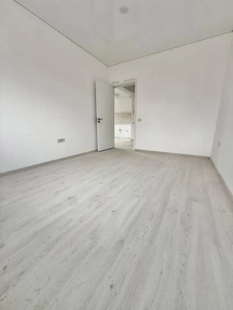 Apartament 2 camere bloc finalizat - Militari Residence - TVA INCLUS !! Comision 0% Oferta de vanzare apartament cu 2 camere decomandat, situat la etajul 1 al unui bloc nou, ce dispune de lift. Suprafața utilă de aproximativ 50 mp oferă un spațiu generos și eficient compartimentat, ideal pentru un cuplu sau o familie mică. Apartamentul este disponibil pentru mutare imediată și beneficiază de o locație excelentă în zona Militari Residence, într-o zonă liniștită, dar în apropierea tuturor facilităților necesare unei vieți confortabile: - Parc în apropiere - Școală și grădiniță în zonă - Acces rapid la transport public - Mall, magazine și centre comerciale în apropiere Imobilul este situat într-un bloc cu 3 etaje, recent construit, perfect pentru un trai modern. *Caracteristici:* - Suprafață utilă: aproximativ 50 mp - 2 camere decomandate Pentru mai multe detalii sau pentru programarea unei vizionări, nu ezitați să ne contactați! }}