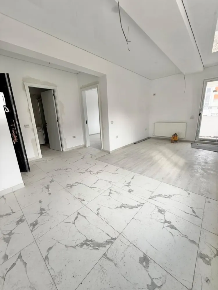Apartament 2 camere bloc finalizat - Militari Residence - TVA INCLUS !! Comision 0% Oferta de vanzare apartament cu 2 camere decomandat, situat la etajul 1 al unui bloc nou, ce dispune de lift. Suprafața utilă de aproximativ 50 mp oferă un spațiu generos și eficient compartimentat, ideal pentru un cuplu sau o familie mică. Apartamentul este disponibil pentru mutare imediată și beneficiază de o locație excelentă în zona Militari Residence, într-o zonă liniștită, dar în apropierea tuturor facilităților necesare unei vieți confortabile: - Parc în apropiere - Școală și grădiniță în zonă - Acces rapid la transport public - Mall, magazine și centre comerciale în apropiere Imobilul este situat într-un bloc cu 3 etaje, recent construit, perfect pentru un trai modern. *Caracteristici:* - Suprafață utilă: aproximativ 50 mp - 2 camere decomandate Pentru mai multe detalii sau pentru programarea unei vizionări, nu ezitați să ne contactați! }}