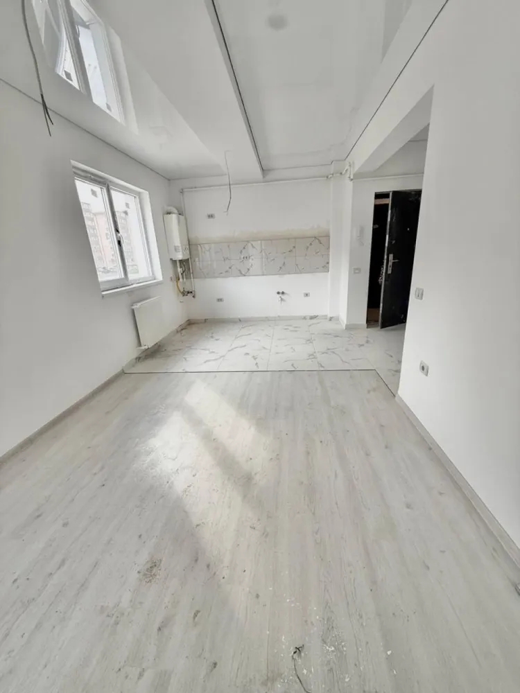 Apartament 2 camere bloc finalizat - Militari Residence - TVA INCLUS !! Comision 0% Oferta de vanzare apartament cu 2 camere decomandat, situat la etajul 1 al unui bloc nou, ce dispune de lift. Suprafața utilă de aproximativ 50 mp oferă un spațiu generos și eficient compartimentat, ideal pentru un cuplu sau o familie mică. Apartamentul este disponibil pentru mutare imediată și beneficiază de o locație excelentă în zona Militari Residence, într-o zonă liniștită, dar în apropierea tuturor facilităților necesare unei vieți confortabile: - Parc în apropiere - Școală și grădiniță în zonă - Acces rapid la transport public - Mall, magazine și centre comerciale în apropiere Imobilul este situat într-un bloc cu 3 etaje, recent construit, perfect pentru un trai modern. *Caracteristici:* - Suprafață utilă: aproximativ 50 mp - 2 camere decomandate Pentru mai multe detalii sau pentru programarea unei vizionări, nu ezitați să ne contactați! }}