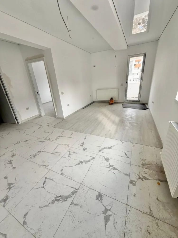 Apartament 2 camere bloc finalizat - Militari Residence - TVA INCLUS !! Comision 0% Oferta de vanzare apartament cu 2 camere decomandat, situat la etajul 1 al unui bloc nou, ce dispune de lift. Suprafața utilă de aproximativ 50 mp oferă un spațiu generos și eficient compartimentat, ideal pentru un cuplu sau o familie mică. Apartamentul este disponibil pentru mutare imediată și beneficiază de o locație excelentă în zona Militari Residence, într-o zonă liniștită, dar în apropierea tuturor facilităților necesare unei vieți confortabile: - Parc în apropiere - Școală și grădiniță în zonă - Acces rapid la transport public - Mall, magazine și centre comerciale în apropiere Imobilul este situat într-un bloc cu 3 etaje, recent construit, perfect pentru un trai modern. *Caracteristici:* - Suprafață utilă: aproximativ 50 mp - 2 camere decomandate Pentru mai multe detalii sau pentru programarea unei vizionări, nu ezitați să ne contactați! }}