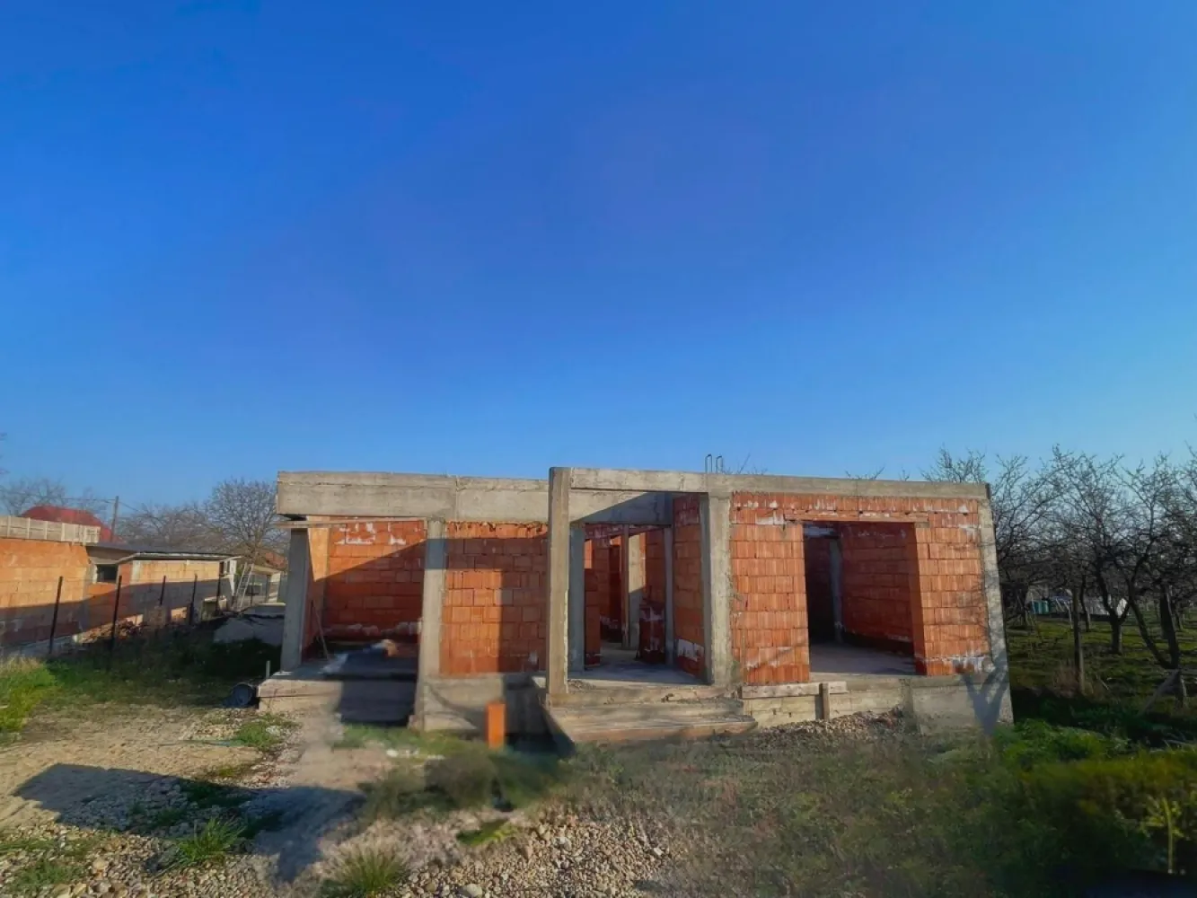 Teren 980 mp cu proiect de casă început–Chișirid, la 15 min de Oradea - Immosell.ro vă propune spre vânzare un proiect de casă situat la doar 15 minute de Oradea, în comuna Nojorid, satul Chișirid, amplasat pe un teren generos de 1000 mp, ideal pentru cei care își doresc liniște, spațiu și aer curat, dar în același timp acces rapid către oraș. Proprietatea se află într-o zonă în plină dezvoltare, cu o poziționare foarte bună și acces facil. Terenul beneficiază de toate utilitățile necesare, ceea ce reprezintă un mare avantaj pentru continuarea rapidă a construcției. Proiectul de casă este deja început, construcția fiind realizată până la stadiul de centuri peste zidărie. Acest lucru oferă viitorului proprietar posibilitatea de a continua lucrările conform propriilor preferințe în ceea ce privește compartimentarea, finisajele sau designul final al locuinței. Suprafața generoasă a terenului de 1000 mp permite amenajarea unei grădini spațioase, a unei terase, a unui foișor sau chiar a unei zone de relaxare pentru întreaga familie. Această proprietate reprezintă o oportunitate excelentă atât pentru locuință personală, cât și pentru investiție, fiind situată într-o zonă liniștită, aproape de Oradea. Pret : 79.000 euro neg Pentru mai multe informații sau pentru programarea unei vizionări, vă stăm cu drag la dispoziție la numărul de telefon afișat. Contact: Sorin Gligor Tel: 0731290032 }}