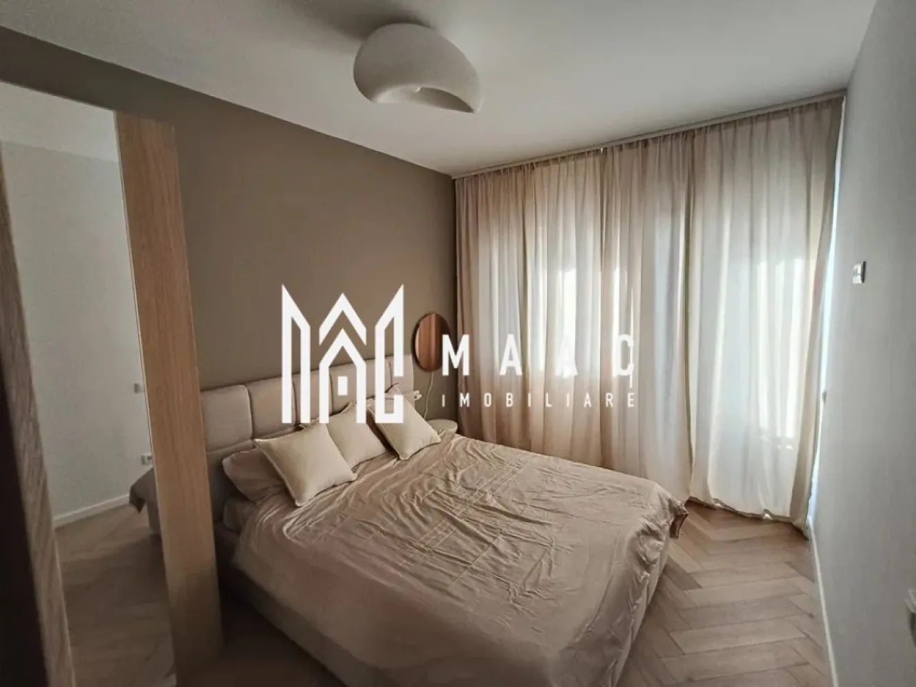 Apartament 2 camere | Prima închiriere | Parcare inclusă | Industrial Vest - MAAC Imobiliare vă propune spre închiriere un apartament modern, situat într-un bloc nou, la etajul 1, în zona Industrială Vest . Proprietatea se află la prima închiriere și este disponibilă imediat. Apartamentul are o suprafață utilă de aproximativ 50 mp și este compartimentat eficient: living open-space cu bucătărie complet utilată, dormitor mobilat, precum și o cameră suplimentară ce poate fi amenajată în funcție de preferințele chiriașului (birou, dressing sau al doilea dormitor). Locuința beneficiază de finisaje moderne și dotări premium: încălzire în pardoseală, centrală proprie, electrocasnice încorporate, mașină de spălat vase, mașină de spălat rufe cu uscător și Smart TV. Imobilul dispune de curte interioară cu acces securizat (barieră), iar apartamentul include un loc de parcare, existând și posibilitatea utilizării unor locuri suplimentare. ✔ Prima închiriere ✔ Bloc nou ✔ Loc de parcare inclus ✔ Disponibil imediat Garanție: echivalentul unei luni de chirie Nu se acceptă animale de companie. Pentru mai multe detalii vă rugăm să ne contactați, menționând ID:CP2977210 }}