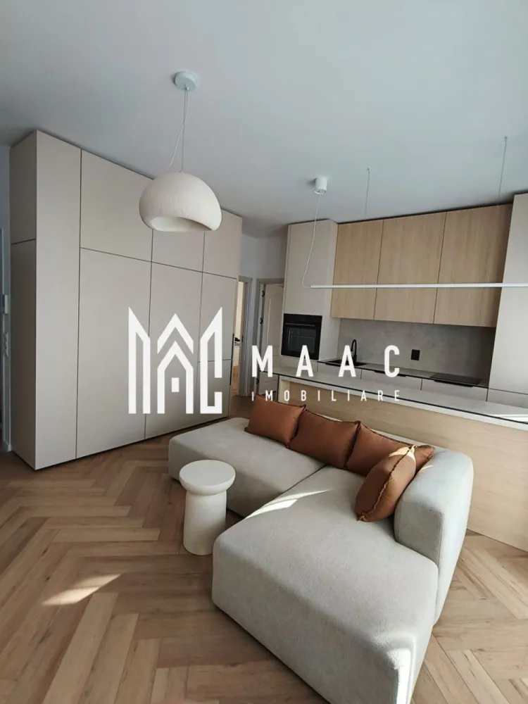 Apartament 2 camere | Prima închiriere | Parcare inclusă | Industrial Vest - MAAC Imobiliare vă propune spre închiriere un apartament modern, situat într-un bloc nou, la etajul 1, în zona Industrială Vest . Proprietatea se află la prima închiriere și este disponibilă imediat. Apartamentul are o suprafață utilă de aproximativ 50 mp și este compartimentat eficient: living open-space cu bucătărie complet utilată, dormitor mobilat, precum și o cameră suplimentară ce poate fi amenajată în funcție de preferințele chiriașului (birou, dressing sau al doilea dormitor). Locuința beneficiază de finisaje moderne și dotări premium: încălzire în pardoseală, centrală proprie, electrocasnice încorporate, mașină de spălat vase, mașină de spălat rufe cu uscător și Smart TV. Imobilul dispune de curte interioară cu acces securizat (barieră), iar apartamentul include un loc de parcare, existând și posibilitatea utilizării unor locuri suplimentare. ✔ Prima închiriere ✔ Bloc nou ✔ Loc de parcare inclus ✔ Disponibil imediat Garanție: echivalentul unei luni de chirie Nu se acceptă animale de companie. Pentru mai multe detalii vă rugăm să ne contactați, menționând ID:CP2977210 }}