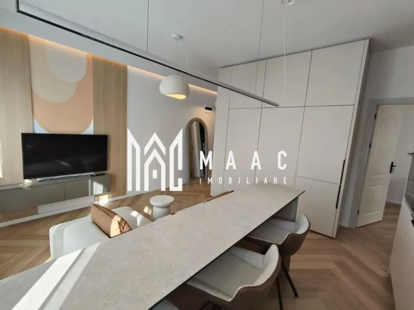 Apartament 2 camere | Prima închiriere | Parcare inclusă | Industrial Vest - MAAC Imobiliare vă propune spre închiriere un apartament modern, situat într-un bloc nou, la etajul 1, în zona Industrială Vest . Proprietatea se află la prima închiriere și este disponibilă imediat. Apartamentul are o suprafață utilă de aproximativ 50 mp și este compartimentat eficient: living open-space cu bucătărie complet utilată, dormitor mobilat, precum și o cameră suplimentară ce poate fi amenajată în funcție de preferințele chiriașului (birou, dressing sau al doilea dormitor). Locuința beneficiază de finisaje moderne și dotări premium: încălzire în pardoseală, centrală proprie, electrocasnice încorporate, mașină de spălat vase, mașină de spălat rufe cu uscător și Smart TV. Imobilul dispune de curte interioară cu acces securizat (barieră), iar apartamentul include un loc de parcare, existând și posibilitatea utilizării unor locuri suplimentare. ✔ Prima închiriere ✔ Bloc nou ✔ Loc de parcare inclus ✔ Disponibil imediat Garanție: echivalentul unei luni de chirie Nu se acceptă animale de companie. Pentru mai multe detalii vă rugăm să ne contactați, menționând ID:CP2977210 }}
