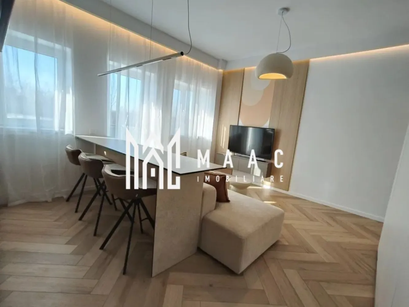 Apartament 2 camere | Prima închiriere | Parcare inclusă | Industrial Vest - MAAC Imobiliare vă propune spre închiriere un apartament modern, situat într-un bloc nou, la etajul 1, în zona Industrială Vest . Proprietatea se află la prima închiriere și este disponibilă imediat. Apartamentul are o suprafață utilă de aproximativ 50 mp și este compartimentat eficient: living open-space cu bucătărie complet utilată, dormitor mobilat, precum și o cameră suplimentară ce poate fi amenajată în funcție de preferințele chiriașului (birou, dressing sau al doilea dormitor). Locuința beneficiază de finisaje moderne și dotări premium: încălzire în pardoseală, centrală proprie, electrocasnice încorporate, mașină de spălat vase, mașină de spălat rufe cu uscător și Smart TV. Imobilul dispune de curte interioară cu acces securizat (barieră), iar apartamentul include un loc de parcare, existând și posibilitatea utilizării unor locuri suplimentare. ✔ Prima închiriere ✔ Bloc nou ✔ Loc de parcare inclus ✔ Disponibil imediat Garanție: echivalentul unei luni de chirie Nu se acceptă animale de companie. Pentru mai multe detalii vă rugăm să ne contactați, menționând ID:CP2977210 }}