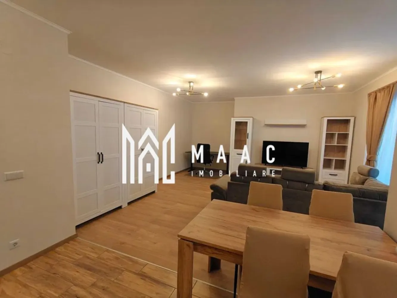 Apartament 2 camere | prima închiriere | 59 mp | Parcare privată – Turnișor - Apartament 2 camere, prima închiriere, 59 mp utili, parcare privată – Turnișor, ansamblul Neppendorf MAAC Imobiliare vă propune spre închiriere un apartament modern cu 2 camere, situat în cartierul Turnișor, în cadrul ansamblului rezidențial Neppendorf. Proprietatea se află la prima închiriere și oferă un spațiu generos, bine compartimentat. Apartamentul are o suprafață utilă de 59 mp, la care se adaugă un balcon de 5,95 mp, și este amplasat la parterul unui imobil nou, izolat termic (P+4). Zona este una liniștită, cu acces rapid către Aeroportul Internațional Sibiu și Zona Industrială Vest, dar și către magazine și puncte de interes. Compartimentarea este semidecomandată și eficientă: Living spațios cu bucătărie open-space: Dormitor luminos Baie Hol Balcon Locuința este complet mobilată și utilată cu electrocasnice noi (Smart TV, mașină de spălat vase, mașină de spălat rufe, frigider), fiind pregătită pentru mutare imediată. Beneficiază de lumină naturală din abundență, costuri reduse de întreținere și loc de parcare privat inclus. Nu se acceptă animale de companie. Pentru mai multe detalii precizati telefonic ca ati vazut anuntul cu ID: CP2977112 }}