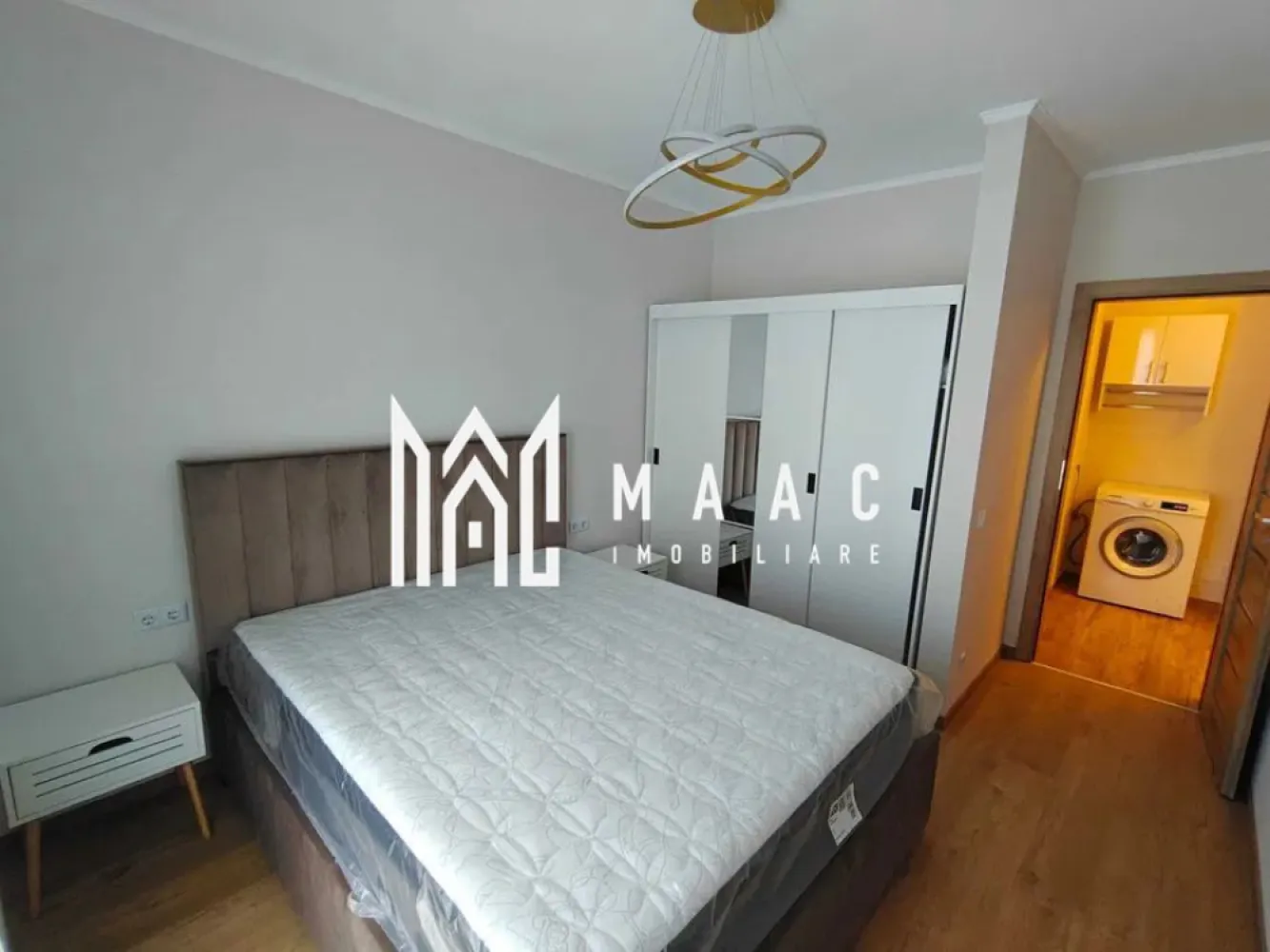 Apartament 2 camere | prima închiriere | 59 mp | Parcare privată – Turnișor - Apartament 2 camere, prima închiriere, 59 mp utili, parcare privată – Turnișor, ansamblul Neppendorf MAAC Imobiliare vă propune spre închiriere un apartament modern cu 2 camere, situat în cartierul Turnișor, în cadrul ansamblului rezidențial Neppendorf. Proprietatea se află la prima închiriere și oferă un spațiu generos, bine compartimentat. Apartamentul are o suprafață utilă de 59 mp, la care se adaugă un balcon de 5,95 mp, și este amplasat la parterul unui imobil nou, izolat termic (P+4). Zona este una liniștită, cu acces rapid către Aeroportul Internațional Sibiu și Zona Industrială Vest, dar și către magazine și puncte de interes. Compartimentarea este semidecomandată și eficientă: Living spațios cu bucătărie open-space: Dormitor luminos Baie Hol Balcon Locuința este complet mobilată și utilată cu electrocasnice noi (Smart TV, mașină de spălat vase, mașină de spălat rufe, frigider), fiind pregătită pentru mutare imediată. Beneficiază de lumină naturală din abundență, costuri reduse de întreținere și loc de parcare privat inclus. Nu se acceptă animale de companie. Pentru mai multe detalii precizati telefonic ca ati vazut anuntul cu ID: CP2977112 }}