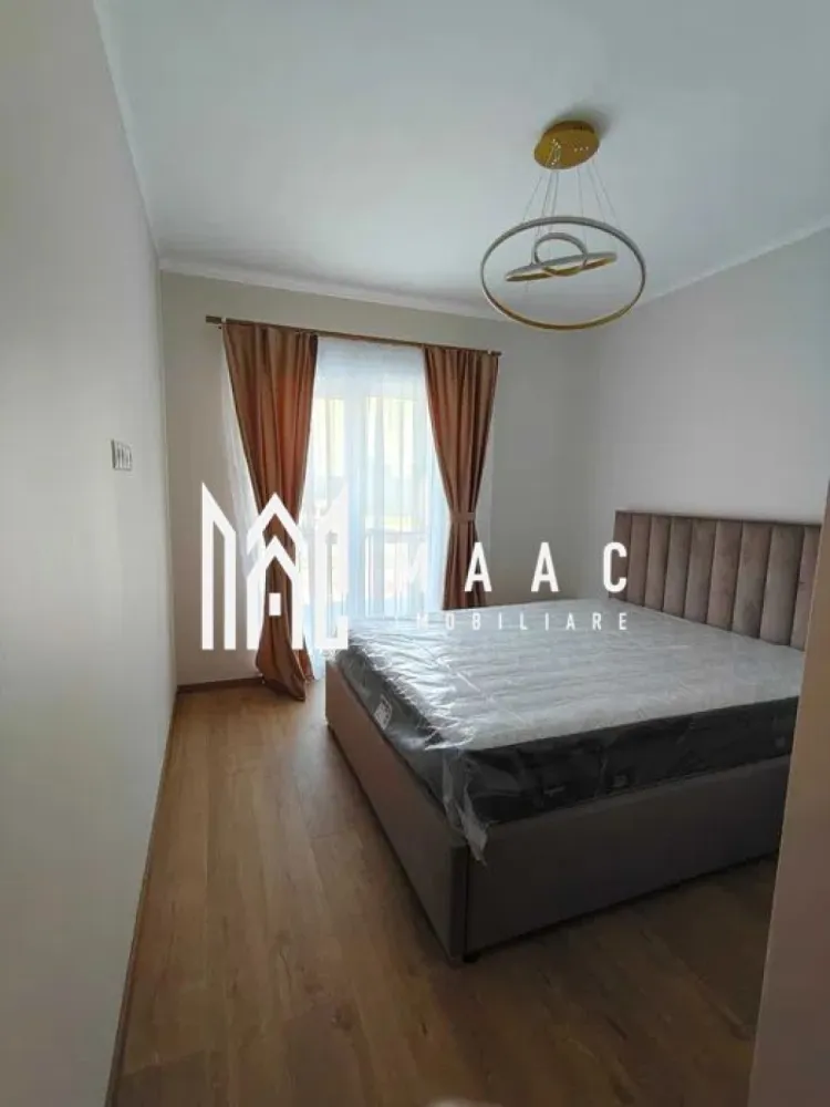Apartament 2 camere | prima închiriere | 59 mp | Parcare privată – Turnișor - Apartament 2 camere, prima închiriere, 59 mp utili, parcare privată – Turnișor, ansamblul Neppendorf MAAC Imobiliare vă propune spre închiriere un apartament modern cu 2 camere, situat în cartierul Turnișor, în cadrul ansamblului rezidențial Neppendorf. Proprietatea se află la prima închiriere și oferă un spațiu generos, bine compartimentat. Apartamentul are o suprafață utilă de 59 mp, la care se adaugă un balcon de 5,95 mp, și este amplasat la parterul unui imobil nou, izolat termic (P+4). Zona este una liniștită, cu acces rapid către Aeroportul Internațional Sibiu și Zona Industrială Vest, dar și către magazine și puncte de interes. Compartimentarea este semidecomandată și eficientă: Living spațios cu bucătărie open-space: Dormitor luminos Baie Hol Balcon Locuința este complet mobilată și utilată cu electrocasnice noi (Smart TV, mașină de spălat vase, mașină de spălat rufe, frigider), fiind pregătită pentru mutare imediată. Beneficiază de lumină naturală din abundență, costuri reduse de întreținere și loc de parcare privat inclus. Nu se acceptă animale de companie. Pentru mai multe detalii precizati telefonic ca ati vazut anuntul cu ID: CP2977112 }}