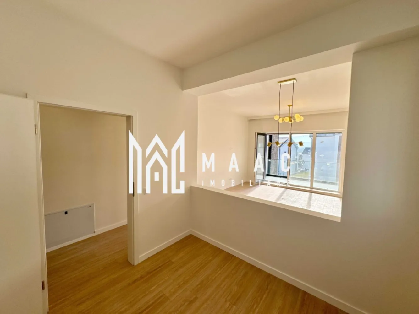 Apartament 2 camere | Etaj 1 | Balcon | 53 MPU | DaVinci Homes - Apartament 2 camere de vânzare Sibiu – 53 mp – balcon 12 mp – etaj 1 – parcare inclusă Persoană fizică ofer spre vânzare apartament cu 2 camere, situat la etajul 1, in cartierul rezidențial DaVinci Homes din Sibiu. Locuința este finisată complet la cheie și pregătită pentru mutare imediată, fiind potrivită atât pentru locuit, cât și pentru investiție în închiriere. Detalii apartament Suprafață utilă: 53 mp Balcon / terasă: 12 mp Etaj: 1 Compartimentare practică și spații bine organizate Orientare sudică – lumină naturală pe tot parcursul zilei Dotări și avantaje Încălzire în pardoseală Finisat la cheie Jaluzele electrice Loc de parcare propriu (înscris în CF) Acces asfaltat și iluminat Zonă nouă, aerisită și în dezvoltare Localizare Magazin alimentar la aproximativ 5 minute de mers pe jos Acces rapid către principalele zone de interes din Sibiu Zonă liniștită, potrivită pentru locuire Pentru mai multe informații sau pentru a programa o vizionare, nu ezitați să ne contactați, specificand ID: CP2977879 }}