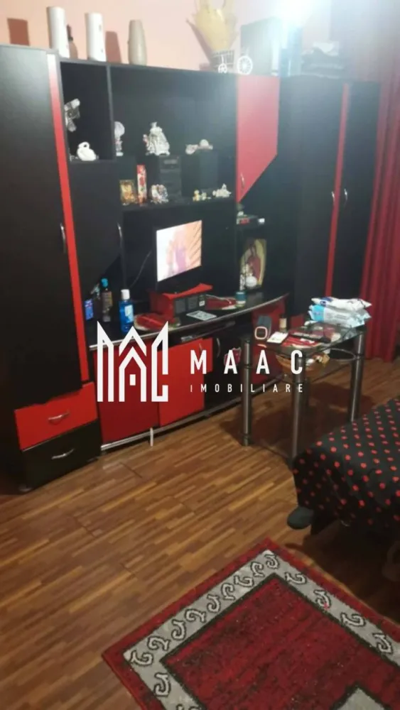 Garsoniera Dovalii | confort 1 | 26 mp - MAAC IMOBILIARE vă propune spre vânzare o garsonieră decomandata, confort 1 situată în zona Dovălii, Râmnicu Vâlcea, într-o locație foarte bine poziționată, cu acces rapid către toate facilitățile urbane. Garsoniera are o suprafață utilă de 26 mp și este amplasată la etajul 4 din 4, într-un bloc prevăzut cu acoperiș, oferind un plus de protecție și confort. Locuința este situată în imediata apropiere a Complexului Comercial Dovălii, precum și a numeroase puncte de interes: școli, grădiniță, facultate, postliceale și magazine, ceea ce o face ideală atât pentru locuit, cât și pentru investiție. Un avantaj important este faptul că imobilul urmează să fie anvelopat, ceea ce va contribui la creșterea confortului termic și la reducerea costurilor de întreținere. Datorită poziționării excelente și compartimentării eficiente, această garsonieră reprezintă o oportunitate foarte bună pentru investiție sau locuință proprie. Pentru mai multe informații sau pentru programarea unei vizionări, echipa MAAC IMOBILIARE vă stă la dispoziție. CP2977825 }}