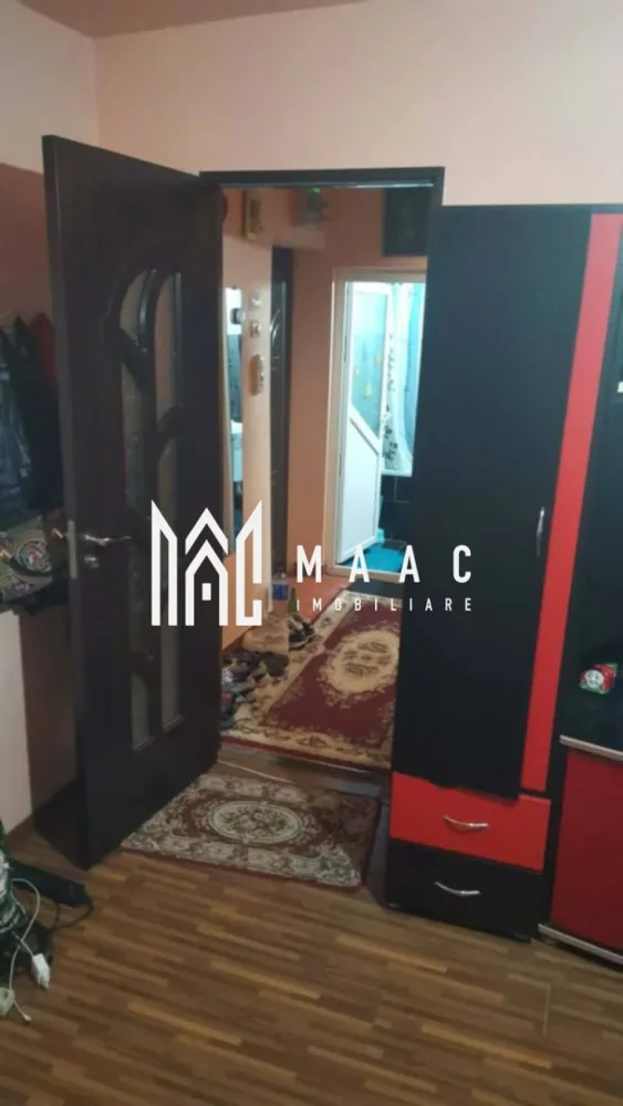 Garsoniera Dovalii | confort 1 | 26 mp - MAAC IMOBILIARE vă propune spre vânzare o garsonieră decomandata, confort 1 situată în zona Dovălii, Râmnicu Vâlcea, într-o locație foarte bine poziționată, cu acces rapid către toate facilitățile urbane. Garsoniera are o suprafață utilă de 26 mp și este amplasată la etajul 4 din 4, într-un bloc prevăzut cu acoperiș, oferind un plus de protecție și confort. Locuința este situată în imediata apropiere a Complexului Comercial Dovălii, precum și a numeroase puncte de interes: școli, grădiniță, facultate, postliceale și magazine, ceea ce o face ideală atât pentru locuit, cât și pentru investiție. Un avantaj important este faptul că imobilul urmează să fie anvelopat, ceea ce va contribui la creșterea confortului termic și la reducerea costurilor de întreținere. Datorită poziționării excelente și compartimentării eficiente, această garsonieră reprezintă o oportunitate foarte bună pentru investiție sau locuință proprie. Pentru mai multe informații sau pentru programarea unei vizionări, echipa MAAC IMOBILIARE vă stă la dispoziție. CP2977825 }}