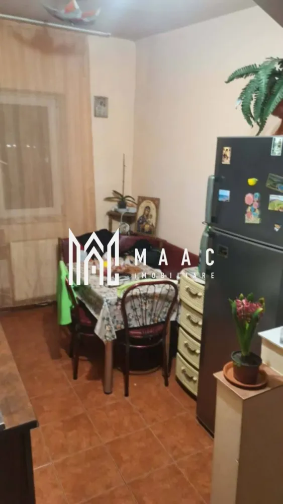 Garsoniera Dovalii | confort 1 | 26 mp - MAAC IMOBILIARE vă propune spre vânzare o garsonieră decomandata, confort 1 situată în zona Dovălii, Râmnicu Vâlcea, într-o locație foarte bine poziționată, cu acces rapid către toate facilitățile urbane. Garsoniera are o suprafață utilă de 26 mp și este amplasată la etajul 4 din 4, într-un bloc prevăzut cu acoperiș, oferind un plus de protecție și confort. Locuința este situată în imediata apropiere a Complexului Comercial Dovălii, precum și a numeroase puncte de interes: școli, grădiniță, facultate, postliceale și magazine, ceea ce o face ideală atât pentru locuit, cât și pentru investiție. Un avantaj important este faptul că imobilul urmează să fie anvelopat, ceea ce va contribui la creșterea confortului termic și la reducerea costurilor de întreținere. Datorită poziționării excelente și compartimentării eficiente, această garsonieră reprezintă o oportunitate foarte bună pentru investiție sau locuință proprie. Pentru mai multe informații sau pentru programarea unei vizionări, echipa MAAC IMOBILIARE vă stă la dispoziție. CP2977825 }}