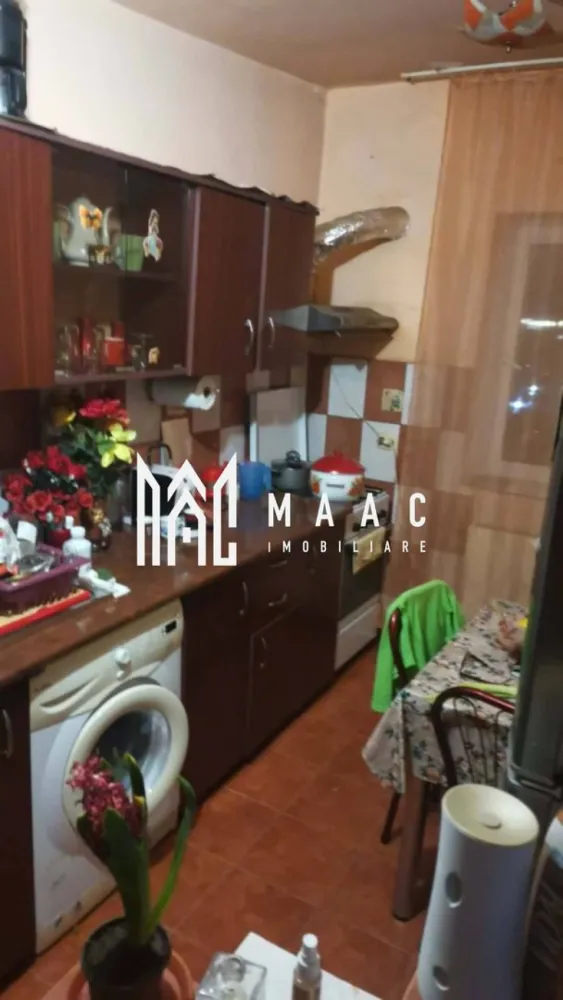 Garsoniera Dovalii | confort 1 | 26 mp - MAAC IMOBILIARE vă propune spre vânzare o garsonieră decomandata, confort 1 situată în zona Dovălii, Râmnicu Vâlcea, într-o locație foarte bine poziționată, cu acces rapid către toate facilitățile urbane. Garsoniera are o suprafață utilă de 26 mp și este amplasată la etajul 4 din 4, într-un bloc prevăzut cu acoperiș, oferind un plus de protecție și confort. Locuința este situată în imediata apropiere a Complexului Comercial Dovălii, precum și a numeroase puncte de interes: școli, grădiniță, facultate, postliceale și magazine, ceea ce o face ideală atât pentru locuit, cât și pentru investiție. Un avantaj important este faptul că imobilul urmează să fie anvelopat, ceea ce va contribui la creșterea confortului termic și la reducerea costurilor de întreținere. Datorită poziționării excelente și compartimentării eficiente, această garsonieră reprezintă o oportunitate foarte bună pentru investiție sau locuință proprie. Pentru mai multe informații sau pentru programarea unei vizionări, echipa MAAC IMOBILIARE vă stă la dispoziție. CP2977825 }}