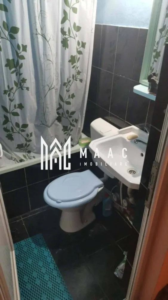 Garsoniera Dovalii | confort 1 | 26 mp - MAAC IMOBILIARE vă propune spre vânzare o garsonieră decomandata, confort 1 situată în zona Dovălii, Râmnicu Vâlcea, într-o locație foarte bine poziționată, cu acces rapid către toate facilitățile urbane. Garsoniera are o suprafață utilă de 26 mp și este amplasată la etajul 4 din 4, într-un bloc prevăzut cu acoperiș, oferind un plus de protecție și confort. Locuința este situată în imediata apropiere a Complexului Comercial Dovălii, precum și a numeroase puncte de interes: școli, grădiniță, facultate, postliceale și magazine, ceea ce o face ideală atât pentru locuit, cât și pentru investiție. Un avantaj important este faptul că imobilul urmează să fie anvelopat, ceea ce va contribui la creșterea confortului termic și la reducerea costurilor de întreținere. Datorită poziționării excelente și compartimentării eficiente, această garsonieră reprezintă o oportunitate foarte bună pentru investiție sau locuință proprie. Pentru mai multe informații sau pentru programarea unei vizionări, echipa MAAC IMOBILIARE vă stă la dispoziție. CP2977825 }}