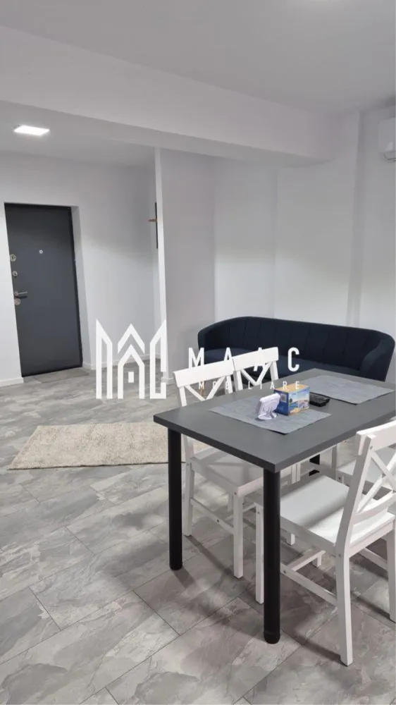 Apartament 3 camere| Ostroveni | etaj 2| bloc nou - MAAC IMOBILIARE vă propune spre vânzare un apartament modern cu 3 camere, situat în zona Ostroveni din Râmnicu Vâlcea, într-un imobil nou, exclusivist, finalizat în 2025. Apartamentul este decomandat și are o suprafață totală de 70,9 mp, respectiv 67,5 mp utili, fiind compartimentat inteligent pentru a oferi confort și funcționalitate. Locuința este compusă din: 2 dormitoare living open-space cu bucătărie baie hol Proprietatea se află la etajul 2 și se remarcă prin faptul că este complet nouă – nu a fost locuită niciodată, oferind viitorului proprietar avantajul unui spațiu impecabil. Apartamentul se vinde complet mobilat și utilat, cu finisaje moderne și de calitate, fiind pregătit pentru mutare imediată. Dotări: -centrală termică proprie -încălzire în pardoseală -aer condiționat Imobilul face parte dintr-un bloc exclusivist, situat într-o zonă apreciată, cu acces facil către toate punctele de interes ale orașului. Această proprietate este ideală pentru cei care își doresc un apartament nou, elegant și confortabil, fără a mai fi nevoie de investiții suplimentare. Pentru mai multe detalii sau pentru programarea unei vizionări, echipa MAAC IMOBILIARE vă stă la dispoziție. CP2977469 }}