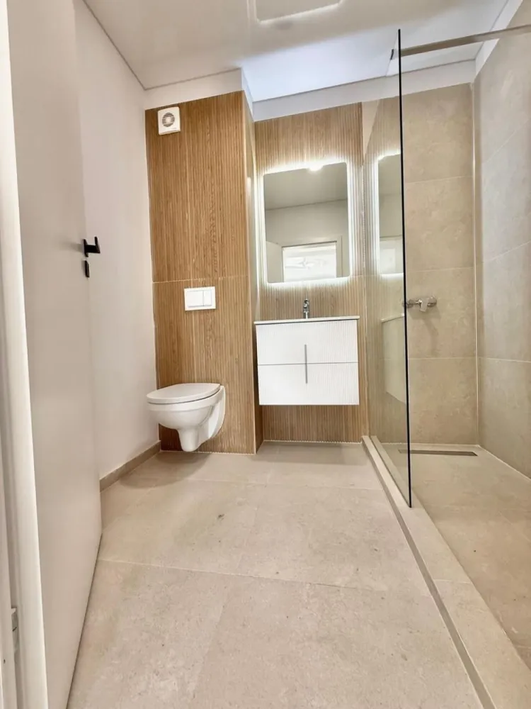 Ap. 2 cam. aprilie 2026 zona Militari Residence - TVA INCLUS !! Bine ati venit intr-o oaza de confort și rafinament în inima cartierului Militari Residence! Aceasta proprietate îți oferă o oportunitate unică de a locui într-un spațiu elegant, perfect adaptat pentru nevoile tale. Detalii Cheie: Locație Ideală: Situat în cartierul Militari Residence, acest apartament oferă acces facil la toate facilitățile urbane, incluzând magazine, restaurante, parcuri și centre de învățământ. Design Modern: Cu finisaje de înaltă calitate, acest apartament emană eleganță și confort. Spațiile luminoase și bine iluminate se îmbină perfect pentru a crea un ambient primitor și relaxant. 2 Camere spațioase: Cu două camere generoase, acest apartament este potrivit pentru cupluri sau familii mici în căutarea unei locuințe confortabile și practică. Balcon Privat: Beneficiază de un balcon privat, unde poți savura o cafea în timp ce te bucuri de aerul proaspăt și de priveliștea încântătoare a cartierului. Facilități Suplimentare: Parcare Asigurată: poti beneficia contra-cost de loc de parcare privat, oferindu-ți comoditate și siguranță pentru mașină. Securitate 24/7: Militari Residence este un cartier sigur, astfel încât să te poți bucura de liniște și pace în fiecare zi. Acces Rapid la Transport Public: Cu acces ușor la mijloacele de transport în comun, te vei bucura de conexiuni rapide către orice destinație din București. Nu rata ocazia de a locui într-un apartament ce oferă combinația perfectă între confort, stil și funcționalitate. Contactează-ne astăzi pentru a programa o vizionare și a începe o nouă etapă a vieții tale într-o locuință de vis! }}