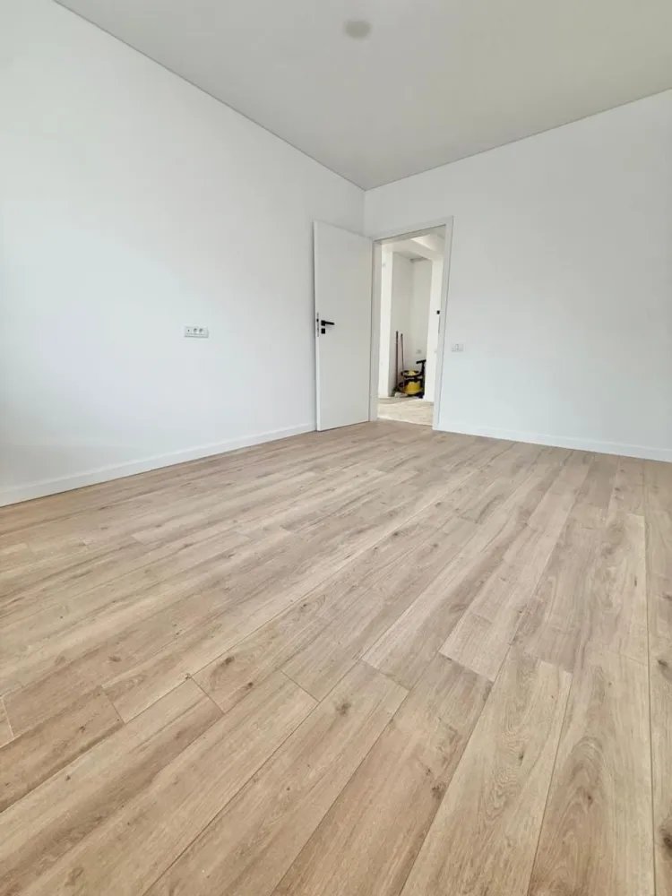 Ap. 2 cam. aprilie 2026 zona Militari Residence - TVA INCLUS !! Bine ati venit intr-o oaza de confort și rafinament în inima cartierului Militari Residence! Aceasta proprietate îți oferă o oportunitate unică de a locui într-un spațiu elegant, perfect adaptat pentru nevoile tale. Detalii Cheie: Locație Ideală: Situat în cartierul Militari Residence, acest apartament oferă acces facil la toate facilitățile urbane, incluzând magazine, restaurante, parcuri și centre de învățământ. Design Modern: Cu finisaje de înaltă calitate, acest apartament emană eleganță și confort. Spațiile luminoase și bine iluminate se îmbină perfect pentru a crea un ambient primitor și relaxant. 2 Camere spațioase: Cu două camere generoase, acest apartament este potrivit pentru cupluri sau familii mici în căutarea unei locuințe confortabile și practică. Balcon Privat: Beneficiază de un balcon privat, unde poți savura o cafea în timp ce te bucuri de aerul proaspăt și de priveliștea încântătoare a cartierului. Facilități Suplimentare: Parcare Asigurată: poti beneficia contra-cost de loc de parcare privat, oferindu-ți comoditate și siguranță pentru mașină. Securitate 24/7: Militari Residence este un cartier sigur, astfel încât să te poți bucura de liniște și pace în fiecare zi. Acces Rapid la Transport Public: Cu acces ușor la mijloacele de transport în comun, te vei bucura de conexiuni rapide către orice destinație din București. Nu rata ocazia de a locui într-un apartament ce oferă combinația perfectă între confort, stil și funcționalitate. Contactează-ne astăzi pentru a programa o vizionare și a începe o nouă etapă a vieții tale într-o locuință de vis! }}