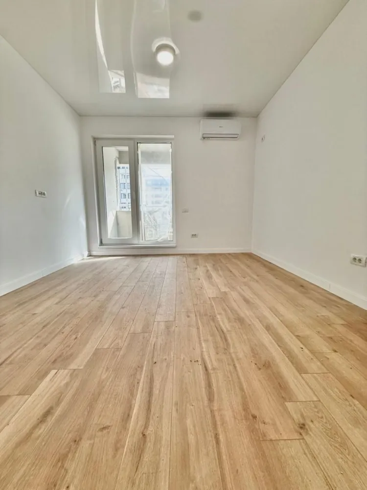 Ap. 2 cam. aprilie 2026 zona Militari Residence - TVA INCLUS !! Bine ati venit intr-o oaza de confort și rafinament în inima cartierului Militari Residence! Aceasta proprietate îți oferă o oportunitate unică de a locui într-un spațiu elegant, perfect adaptat pentru nevoile tale. Detalii Cheie: Locație Ideală: Situat în cartierul Militari Residence, acest apartament oferă acces facil la toate facilitățile urbane, incluzând magazine, restaurante, parcuri și centre de învățământ. Design Modern: Cu finisaje de înaltă calitate, acest apartament emană eleganță și confort. Spațiile luminoase și bine iluminate se îmbină perfect pentru a crea un ambient primitor și relaxant. 2 Camere spațioase: Cu două camere generoase, acest apartament este potrivit pentru cupluri sau familii mici în căutarea unei locuințe confortabile și practică. Balcon Privat: Beneficiază de un balcon privat, unde poți savura o cafea în timp ce te bucuri de aerul proaspăt și de priveliștea încântătoare a cartierului. Facilități Suplimentare: Parcare Asigurată: poti beneficia contra-cost de loc de parcare privat, oferindu-ți comoditate și siguranță pentru mașină. Securitate 24/7: Militari Residence este un cartier sigur, astfel încât să te poți bucura de liniște și pace în fiecare zi. Acces Rapid la Transport Public: Cu acces ușor la mijloacele de transport în comun, te vei bucura de conexiuni rapide către orice destinație din București. Nu rata ocazia de a locui într-un apartament ce oferă combinația perfectă între confort, stil și funcționalitate. Contactează-ne astăzi pentru a programa o vizionare și a începe o nouă etapă a vieții tale într-o locuință de vis! }}