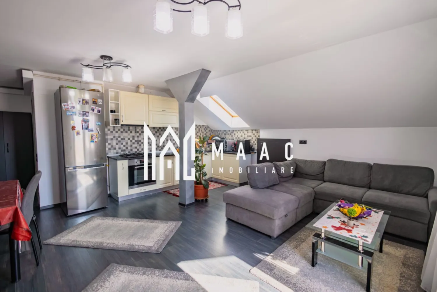 Apartament | 72 MP | 3 Camere | Balcon | Pictor Brana | Oportunitate Investiție - MAAC Imobiliare vă propune spre vânzare un apartament decomandat cu suprafața utilă de 72 mp, conceput pentru a oferi confort, funcționalitate și liniștea de care aveți nevoie într-o locuință modernă.

Proprietatea este bine întreținută și are în prezent chiriași serioși, existând posibilitatea de preluare a acestora sau eliberarea apartamentului, în funcție de preferințele viitorului proprietar.

Apartamentul se remarcă prin orientarea favorabilă spre sud, ceea ce oferă luminozitate naturală pe tot parcursul zilei în toate camerele. 

Balconul generos de 12 mp reprezintă unul dintre principalele avantaje ale proprietății, oferind o priveliște neobturată spre munți, ce poate fi admirată atât din living, cât și din dormitor.

Compartimentarea este decomandată și eficient organizată:
-living spațios cu bucătărie open-space de 26 mp
-dormitor principal de 16 mp
-al doilea dormitor de 14 mp
-baie generoasă de 8 mp
-hol de 8 mp
-balcon de 12 mp cu acces dublu și vedere superbă spre munți

Printre avantajele și dotările apartamentului se regăsesc:
-orientare sudică pentru eficiență energetică și lumină naturală
-priveliște panoramică spre munți
-două spații de depozitare optimizate strategic
-două locuri de parcare incluse în prețul de vânzare
-amplasare retrasă într-un cadru liniștit, departe de traficul intens
-compartimentare practică și spațioasă
-potențial excelent atât pentru locuit, cât și pentru investiție

Datorită suprafeței generoase, poziționării avantajoase și luminozității naturale, acest apartament reprezintă o alegere ideală pentru familii, dar și pentru cei care caută o investiție sigură pe piața imobiliară din Sibiu. Locuința oferă confort, intimitate și o atmosferă relaxantă, într-o zonă liniștită cu acces facil către punctele de interes ale orașului.

Pentru mai multe detalii sau pentru programarea unei vizionări, vă rugăm să ne contactați și să specificați CP2954447.