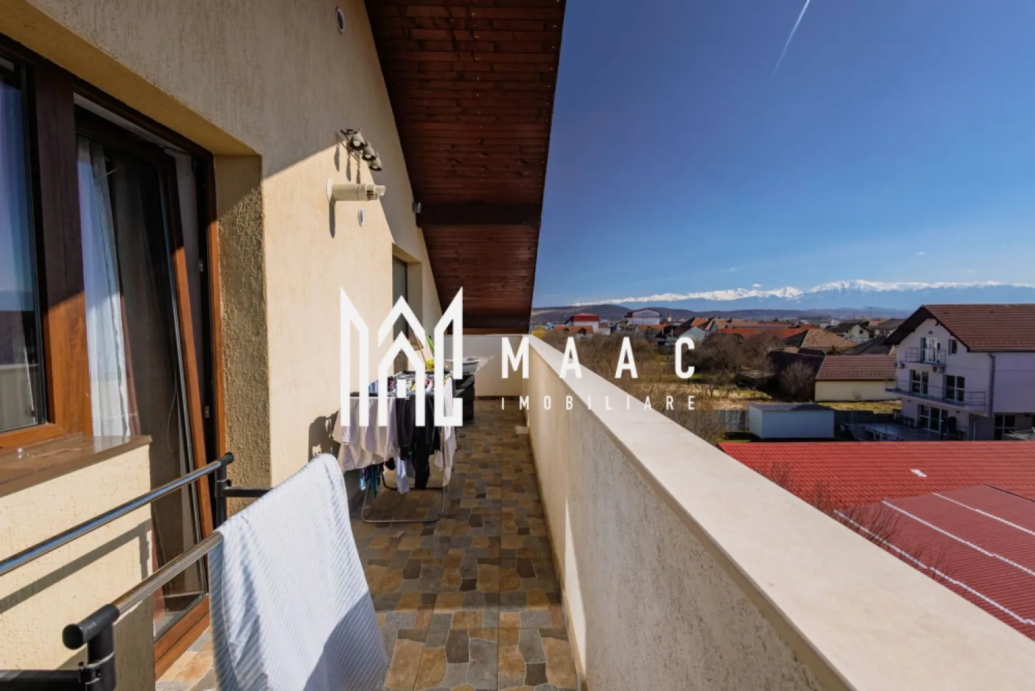 Apartament | 72 MP | 3 Camere | Balcon | Pictor Brana | Oportunitate Investiție - MAAC Imobiliare vă propune spre vânzare un apartament decomandat cu suprafața utilă de 72 mp, conceput pentru a oferi confort, funcționalitate și liniștea de care aveți nevoie într-o locuință modernă.

Proprietatea este bine întreținută și are în prezent chiriași serioși, existând posibilitatea de preluare a acestora sau eliberarea apartamentului, în funcție de preferințele viitorului proprietar.

Apartamentul se remarcă prin orientarea favorabilă spre sud, ceea ce oferă luminozitate naturală pe tot parcursul zilei în toate camerele. 

Balconul generos de 12 mp reprezintă unul dintre principalele avantaje ale proprietății, oferind o priveliște neobturată spre munți, ce poate fi admirată atât din living, cât și din dormitor.

Compartimentarea este decomandată și eficient organizată:
-living spațios cu bucătărie open-space de 26 mp
-dormitor principal de 16 mp
-al doilea dormitor de 14 mp
-baie generoasă de 8 mp
-hol de 8 mp
-balcon de 12 mp cu acces dublu și vedere superbă spre munți

Printre avantajele și dotările apartamentului se regăsesc:
-orientare sudică pentru eficiență energetică și lumină naturală
-priveliște panoramică spre munți
-două spații de depozitare optimizate strategic
-două locuri de parcare incluse în prețul de vânzare
-amplasare retrasă într-un cadru liniștit, departe de traficul intens
-compartimentare practică și spațioasă
-potențial excelent atât pentru locuit, cât și pentru investiție

Datorită suprafeței generoase, poziționării avantajoase și luminozității naturale, acest apartament reprezintă o alegere ideală pentru familii, dar și pentru cei care caută o investiție sigură pe piața imobiliară din Sibiu. Locuința oferă confort, intimitate și o atmosferă relaxantă, într-o zonă liniștită cu acces facil către punctele de interes ale orașului.

Pentru mai multe detalii sau pentru programarea unei vizionări, vă rugăm să ne contactați și să specificați CP2954447.
