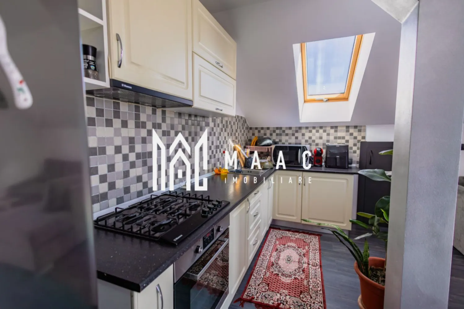 Apartament | 72 MP | 3 Camere | Balcon | Pictor Brana | Oportunitate Investiție - MAAC Imobiliare vă propune spre vânzare un apartament decomandat cu suprafața utilă de 72 mp, conceput pentru a oferi confort, funcționalitate și liniștea de care aveți nevoie într-o locuință modernă.

Proprietatea este bine întreținută și are în prezent chiriași serioși, existând posibilitatea de preluare a acestora sau eliberarea apartamentului, în funcție de preferințele viitorului proprietar.

Apartamentul se remarcă prin orientarea favorabilă spre sud, ceea ce oferă luminozitate naturală pe tot parcursul zilei în toate camerele. 

Balconul generos de 12 mp reprezintă unul dintre principalele avantaje ale proprietății, oferind o priveliște neobturată spre munți, ce poate fi admirată atât din living, cât și din dormitor.

Compartimentarea este decomandată și eficient organizată:
-living spațios cu bucătărie open-space de 26 mp
-dormitor principal de 16 mp
-al doilea dormitor de 14 mp
-baie generoasă de 8 mp
-hol de 8 mp
-balcon de 12 mp cu acces dublu și vedere superbă spre munți

Printre avantajele și dotările apartamentului se regăsesc:
-orientare sudică pentru eficiență energetică și lumină naturală
-priveliște panoramică spre munți
-două spații de depozitare optimizate strategic
-două locuri de parcare incluse în prețul de vânzare
-amplasare retrasă într-un cadru liniștit, departe de traficul intens
-compartimentare practică și spațioasă
-potențial excelent atât pentru locuit, cât și pentru investiție

Datorită suprafeței generoase, poziționării avantajoase și luminozității naturale, acest apartament reprezintă o alegere ideală pentru familii, dar și pentru cei care caută o investiție sigură pe piața imobiliară din Sibiu. Locuința oferă confort, intimitate și o atmosferă relaxantă, într-o zonă liniștită cu acces facil către punctele de interes ale orașului.

Pentru mai multe detalii sau pentru programarea unei vizionări, vă rugăm să ne contactați și să specificați CP2954447.