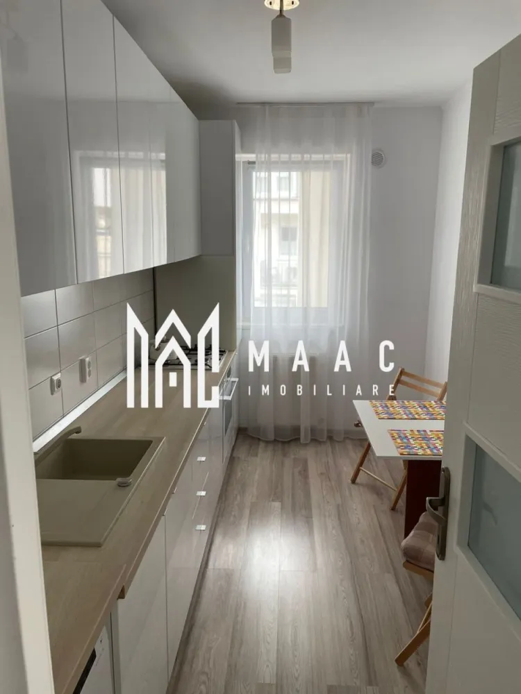 Apartament 2 Camere | Loc de Parcare | City Residence - MAAC Imobiliare vă propune spre închiriere un apartament modern cu 2 camere, situat în complexul City Residence, într-o zonă excelentă, la doar câțiva pași de gară și la 10 minute de centrul orașului. Locuința se află la etajul 3 al unui imobil recent construit și dispune de o suprafață utilă de 49 mp, compartimentată eficient în living spațios, bucătărie complet utilată, dormitor confortabil, hol generos, baie elegantă și balcon. Apartamentul se închiriază complet mobilat și utilat, inclusiv cu mașină de spălat rufe, oferind tot confortul necesar unei locuințe moderne. În plus, proprietatea beneficiază de loc de parcare dedicat. Preț închiriere: 450 euro/lună + garanție in cuantumul unei chirii lunare. Nu accepta animale de companie. Pentru mai multe detalii și programarea unei vizionări, vă invităm să ne contactați, menționând ID-ul ofertei: CP2977997 }}